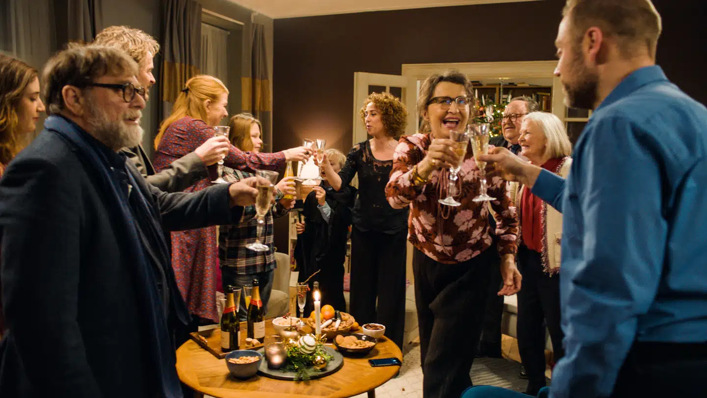 Der er store smil rundt om julebordet i Paprika Steens »Den tid på året« – men facaderne krakelerer hurtigt.