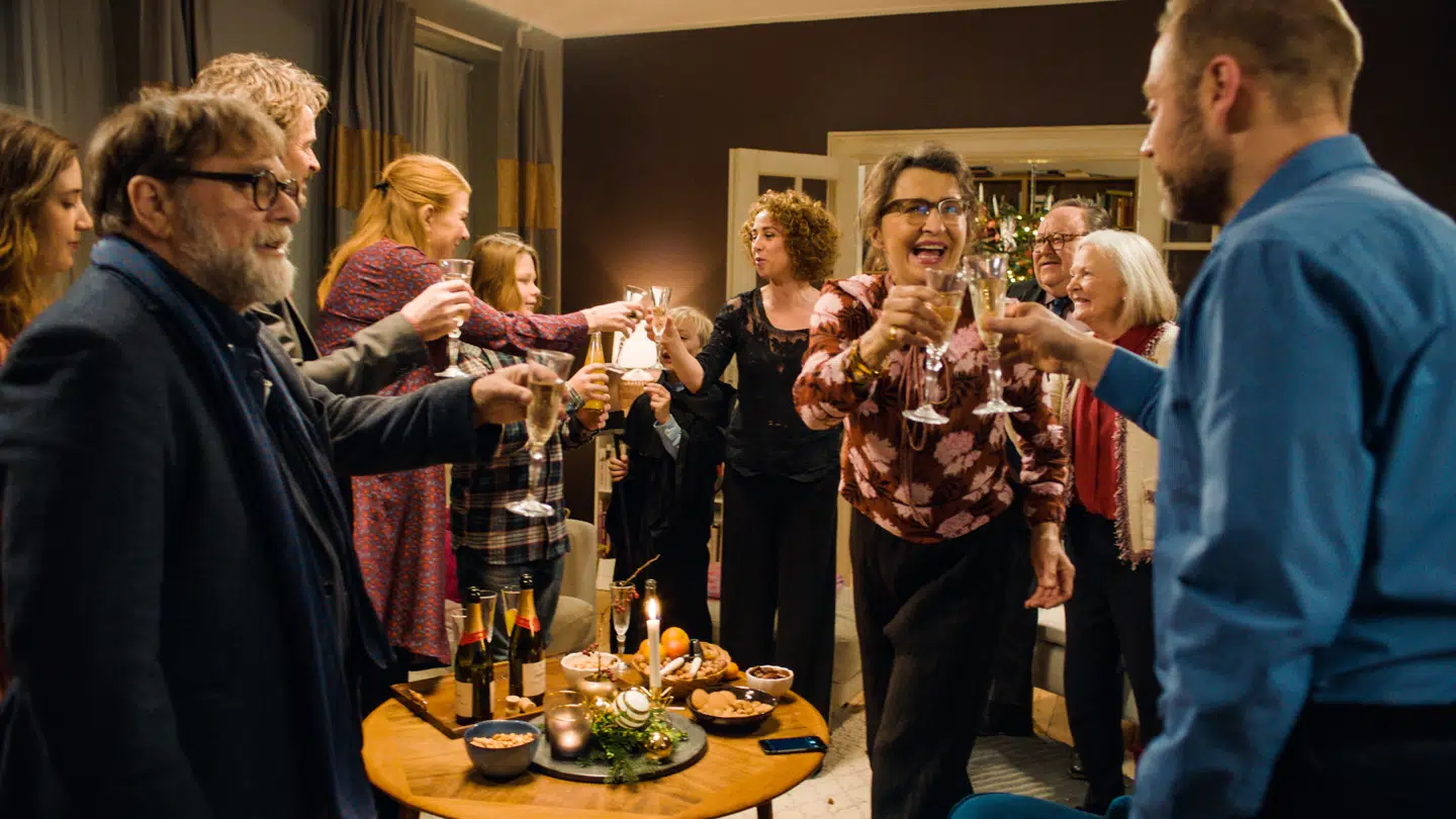 Der er store smil rundt om julebordet i Paprika Steens »Den tid på året« – men facaderne krakelerer hurtigt.