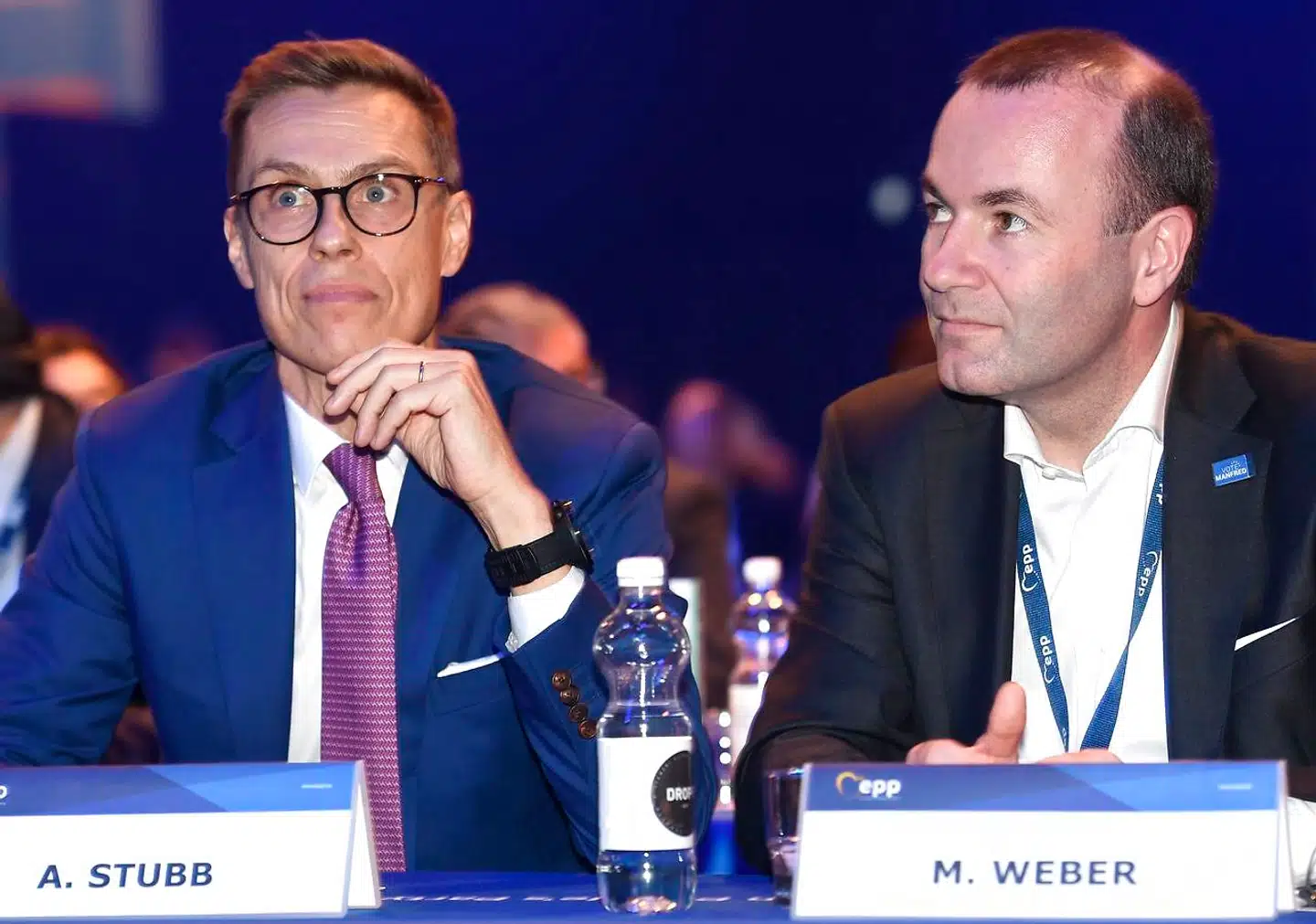 To rivaler, der begge bejler til posten som EPPs bud på næste spitzenkandidat. Alexander Stubb (tv) fra Finland and Manfred Weber fra Tyskland. (Photo by Heikki Saukkomaa / Lehtikuva / AFP) / Finland OUT