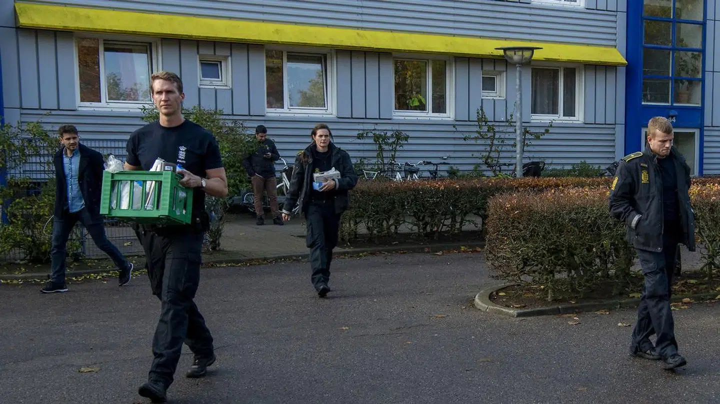 Ransagning i Ringsted. Politiet forlader en bolig på Ahorn Alle, hvor en af tre sigtede personer med tilknytning til bevægelse ASMLA bor.
