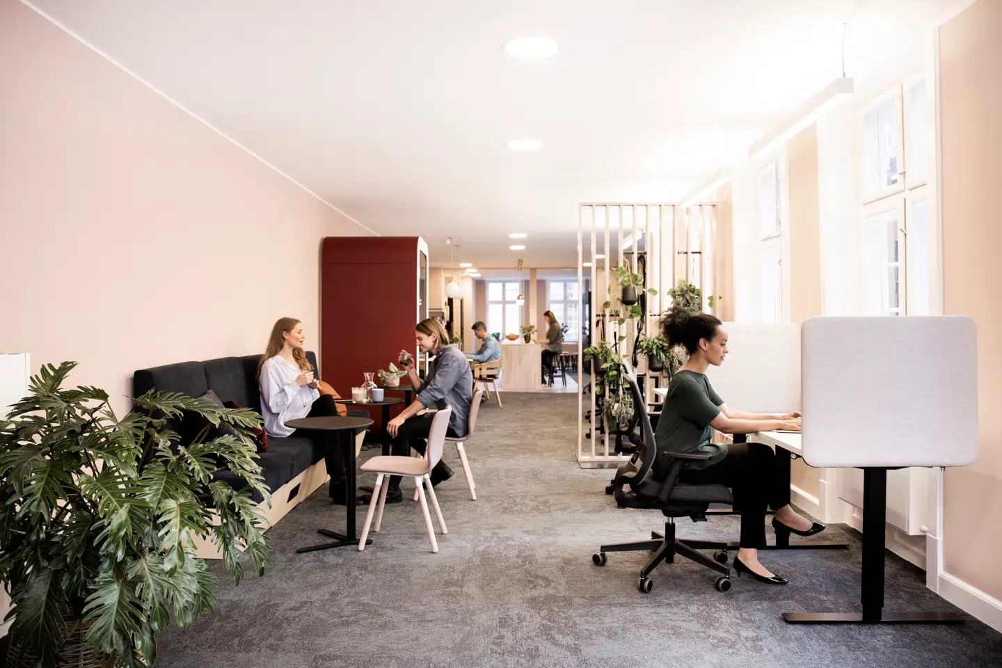 Stilen på UMA Vestergade er køligt skandinavisk. Men stedet appellerer til en verdensomspændende kultur, der dyrker iværksætteri og løse ansættelser.