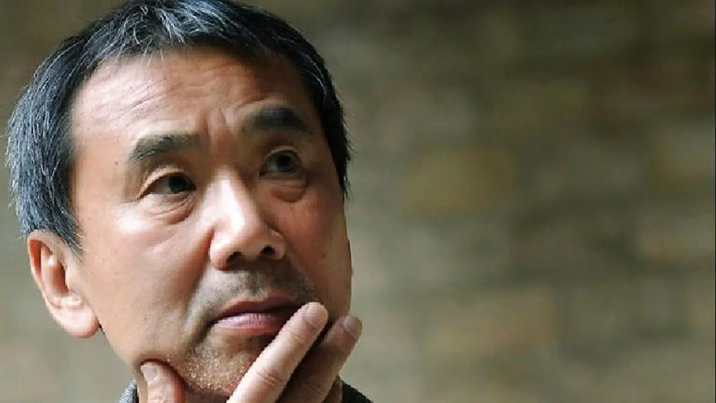 »Side for side rykker det uforklarligt tilstedeværende tættere og tættere ind på læseren, og Murakami har et sikkert greb om effekterne,« skriver Berlingskes anmelder.