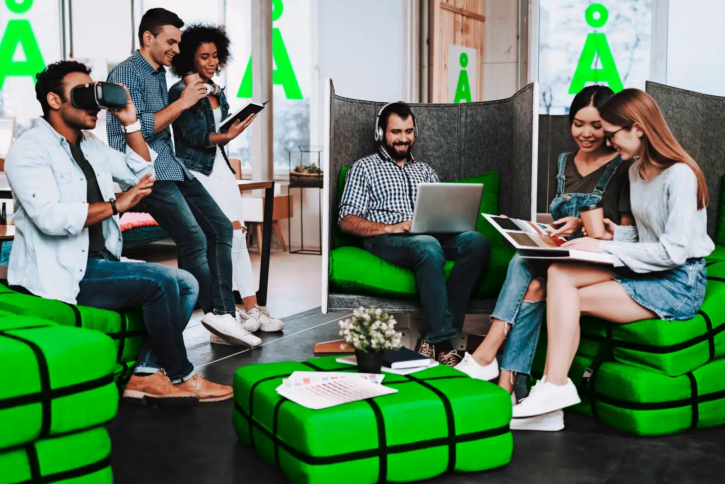 Kreative mennesker hygger sig på kreativ facon, mens de udvikler kreativ politik. Foto: VadimGuzhva/Bigstock Brainstorming.