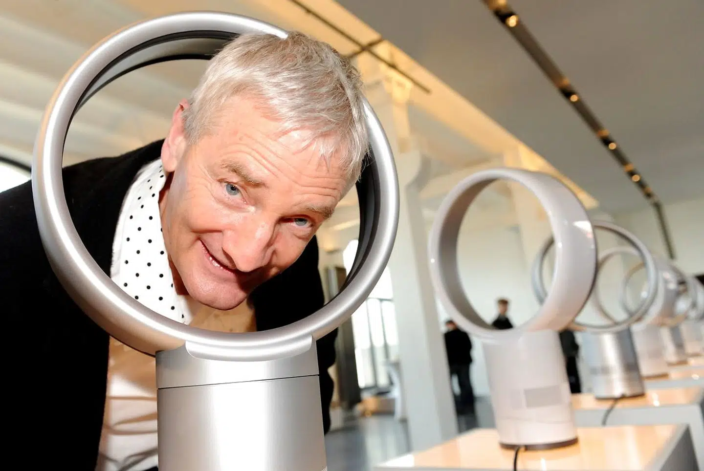Den britiske designingeniør James Dyson er kendt for at nytænke almindelige husholdningsgenstande. Her demonstrerer her sin rotorløse ventilator, der blev lanceret i 2010. I 2021 vil han sende sin første elbil på markedet, der vil indebære en investering på to milliarder pund i udvikling og produktion, og Asien betragtes som hovedmarked. »Vi har udvidet i Europa, men Europa er en krympende del af verden for os og, vil jeg tro, for alle andre,« har han udtalt.