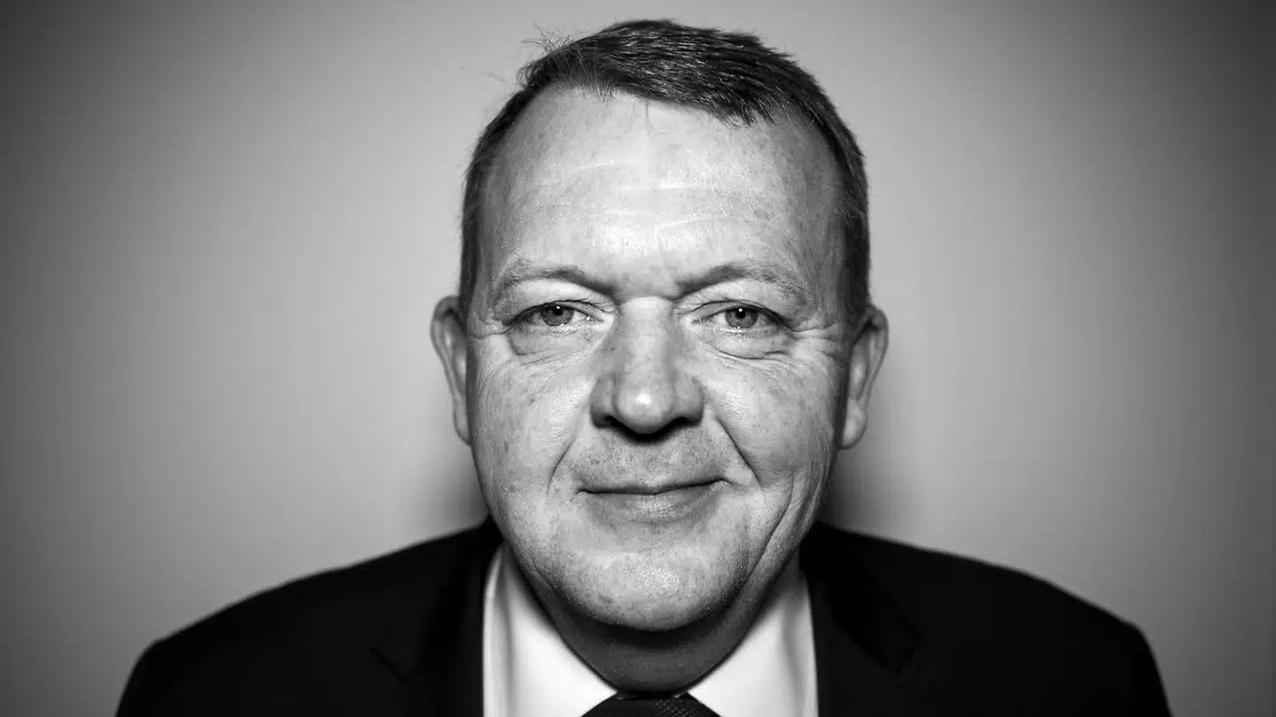 »For Løkke gælder det, at han efter to regeringsperioder med kaos, personintriger, magtkampe, ministerstorme, valgtrusler og ultimative krav fra koalitionspartnerne rent faktisk står endnu,« skriver Berlingskes anmelder om bogen »For enhver pris«.