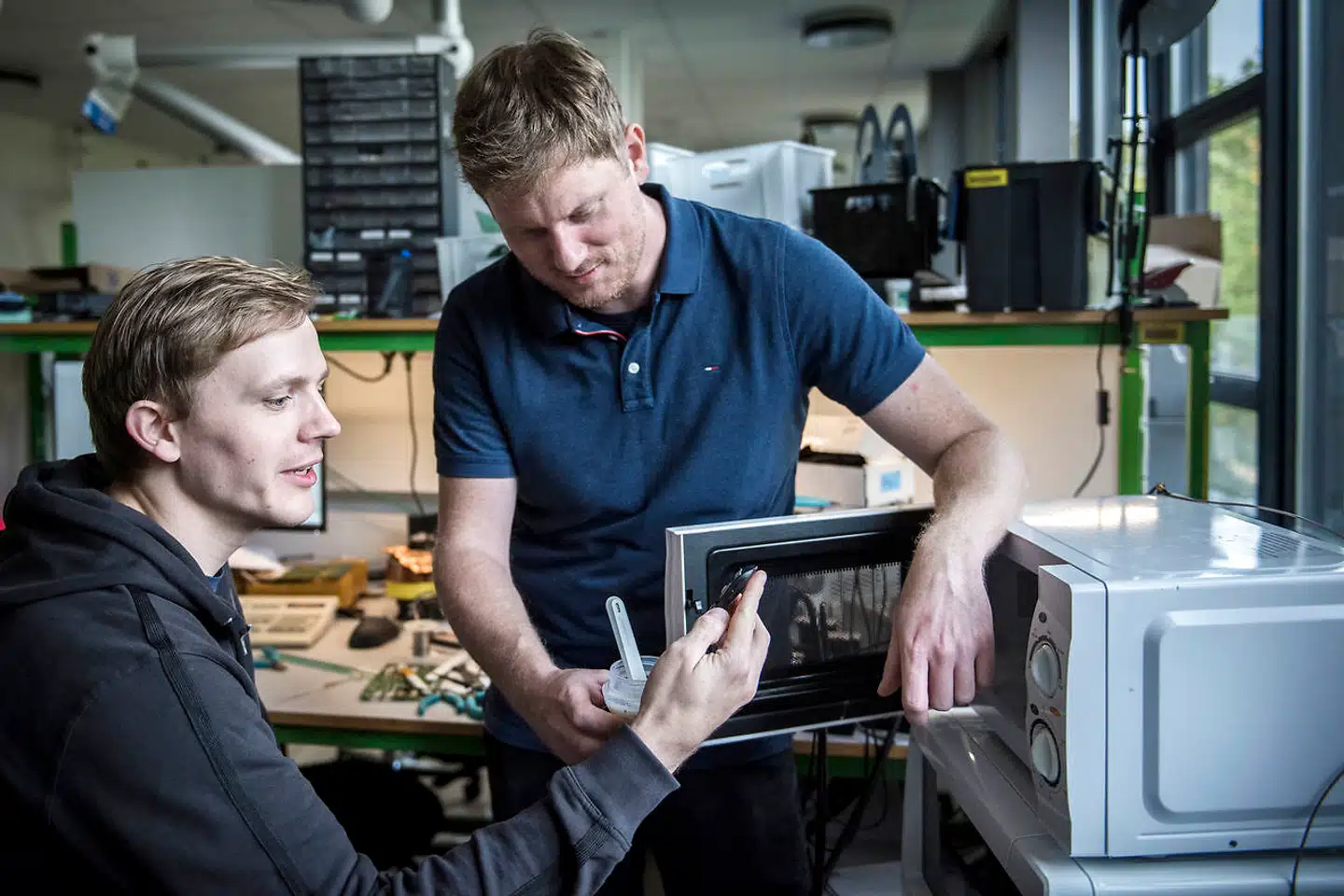 De to elektronikingeniører fra DTU, Kristian Lindberg-Poulsen og Henrik Schneider, har opfundet den første teknologi, der gør det muligt at måle temperaturen på de madvarer, man opvarmer i en mikrobølgeovn.