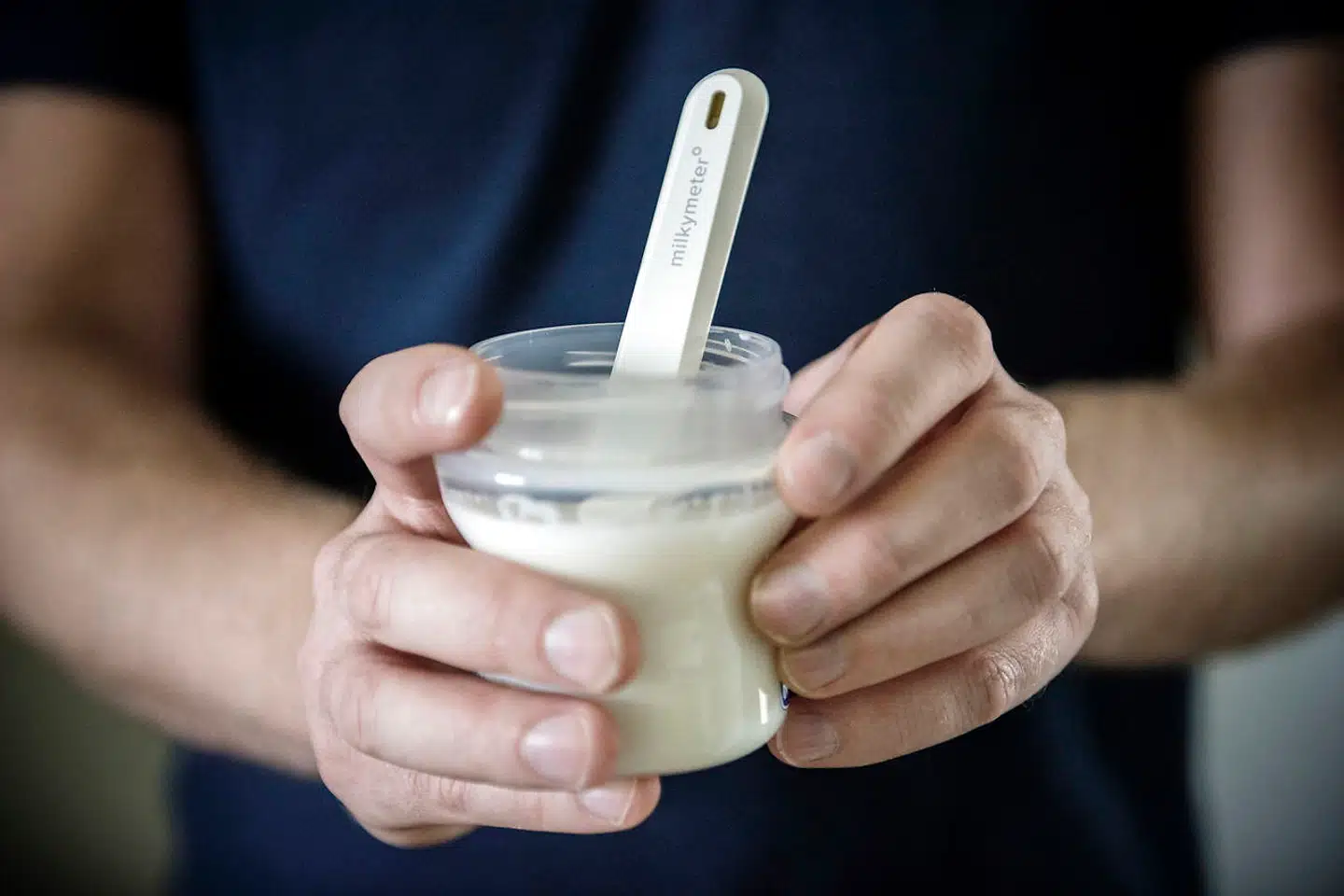 Milkymeter, der er det første fysiske produkt med Sensernas unikke Microweter Technology, virker kun inde i mikrobølgeovnen, da den får sin energi fra mikrobølgerne.