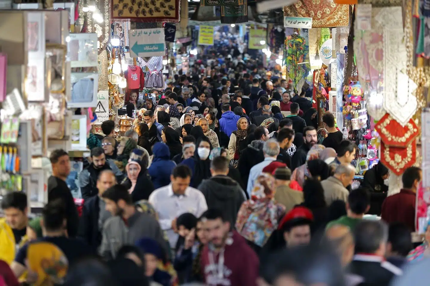 I Teherans store bazar fortsætter handlen til trods for de nye amerikanske sanktioner mod Iran. De handlende i bazaren er ofte frustrerede over præstestyrets måde at håndtere landets udenrigspoltik på.