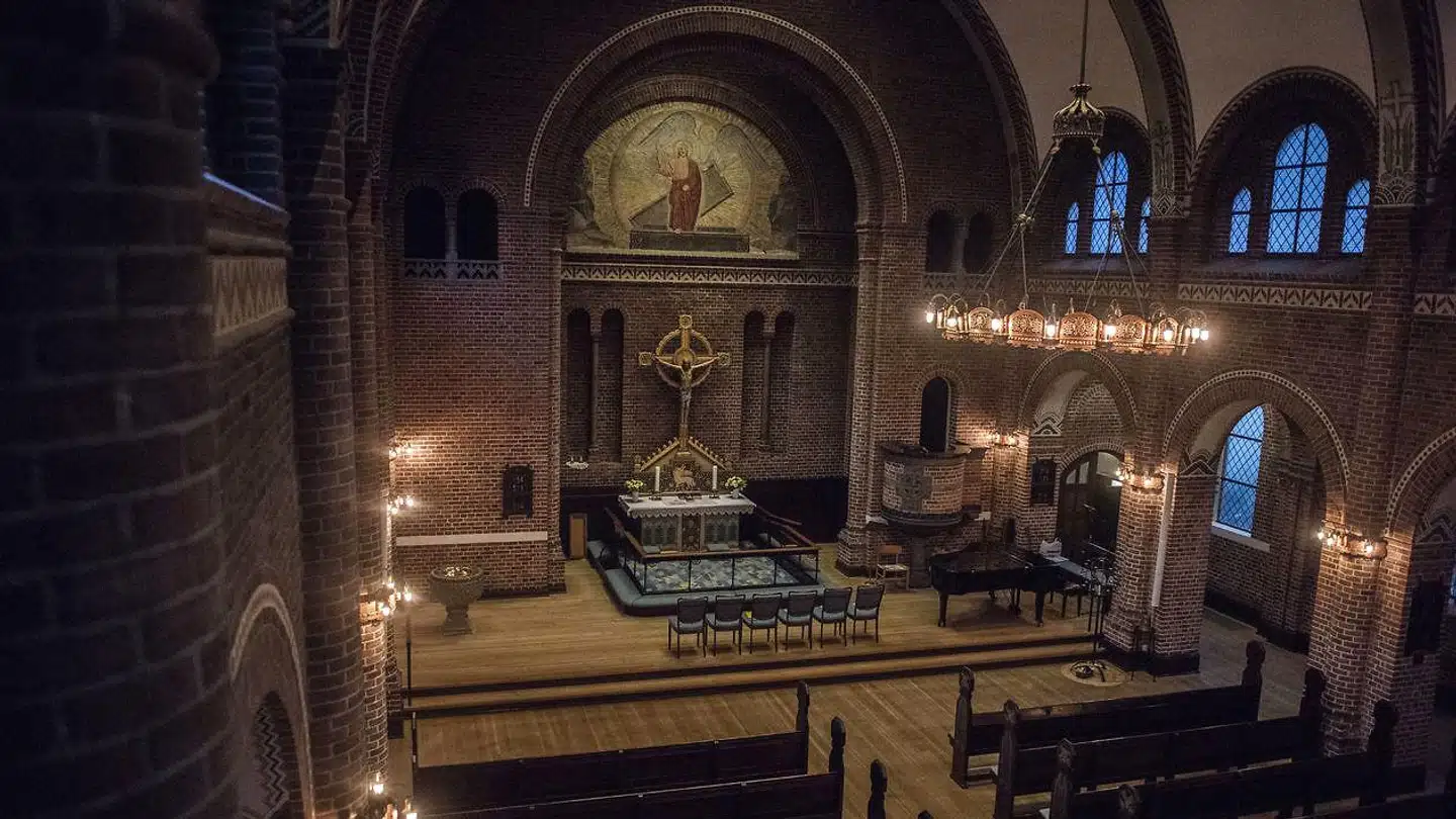 Apostelkirken på Vesterbro har flere iranere i menigheden, og hver søndag bliver højmessen tolket fra dansk til farsi, ligesom der bliver læst tekster højt på engelsk.