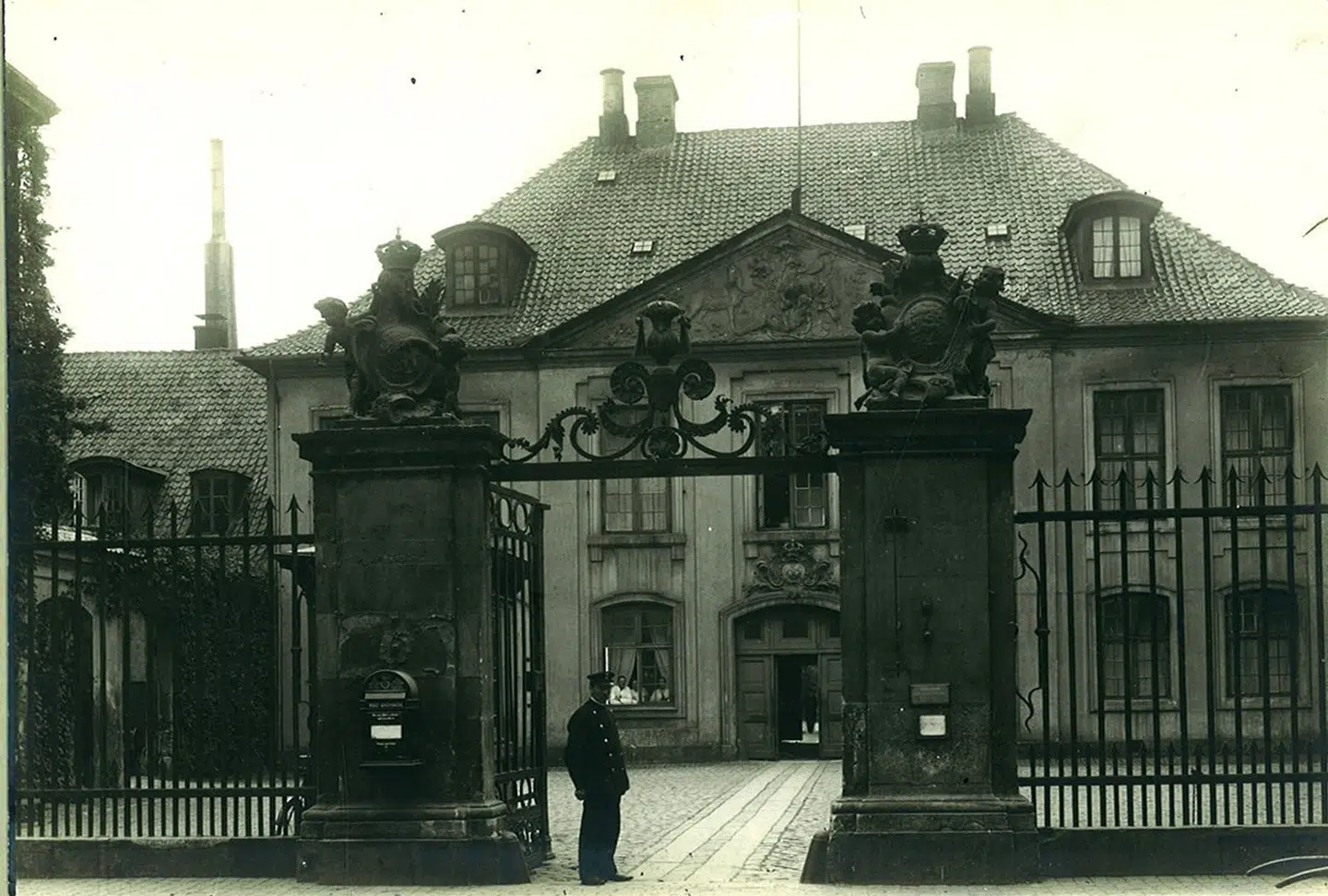 Frem til cirka 1910 var bygningen, som i dag huser Designmuseum Danmark, et hospital. Det var blandt andet her, Søren Kierkegaard døde.