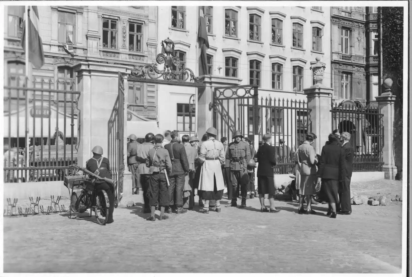 Maj 1945: Forgården fyldt med frihedskæmpere.