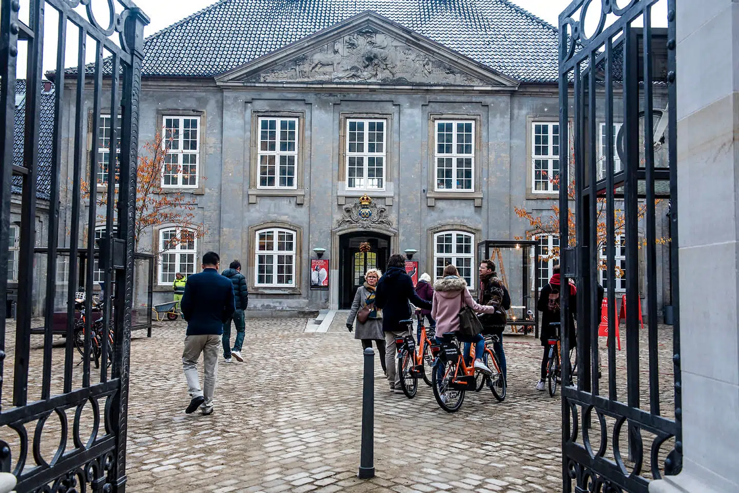 De gamle gitterlåger er bevaret på den nye plads.