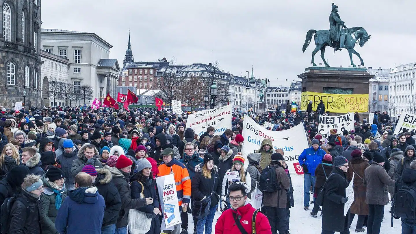 Det vakte stor folkelig modstand, da det blev besluttet at sætte DONG til salg. Her demonstreres der mod DONG-salget på Christiansborg Slotsplads onsdag 29.januar 2014.