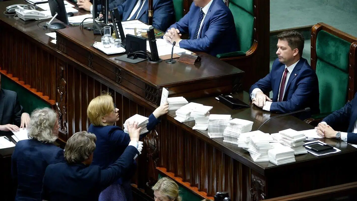 Medlemmer af Polens parlament placerer eksemplarer af Timothy Snyders »Om tyranni« på talerpulten i parlamentet i 2017 for at protestere mod, hvad de så som en udemokratisk lov. Snyder er blevet en stjernehistoriker og en del af den politiske debat om demokratiernes fremtid.