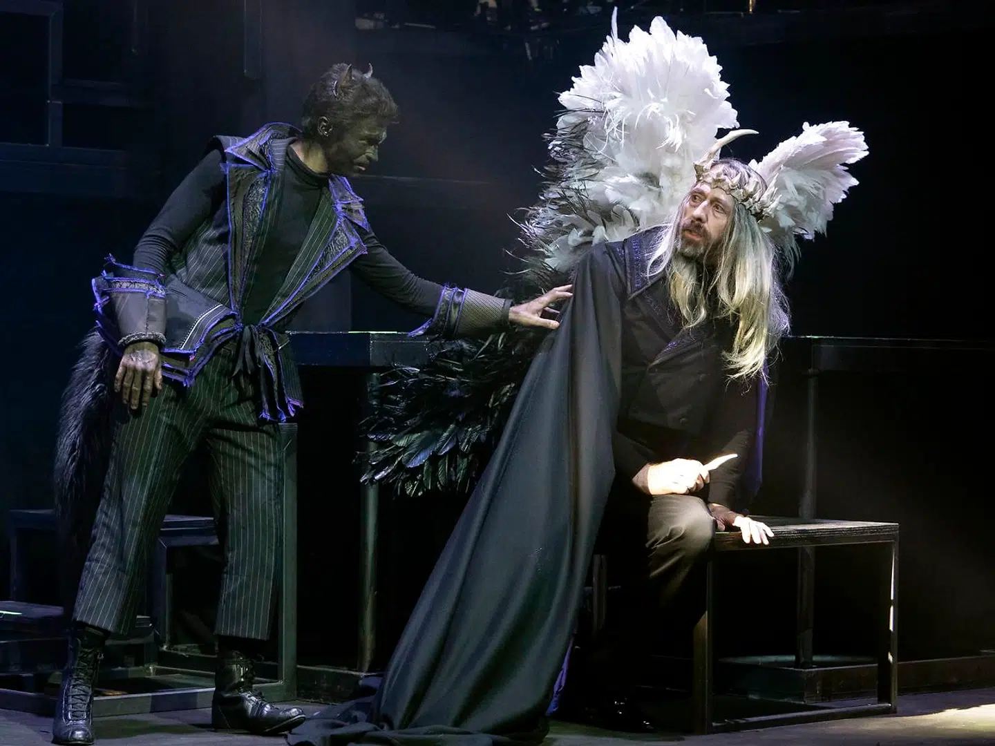 Til Helvde i adstadigt trav: Mikkel Moltke Hvilsom og Kasper Leisner i musicaludgaven af fantasy-succesromanen »Djævelens lærling«.