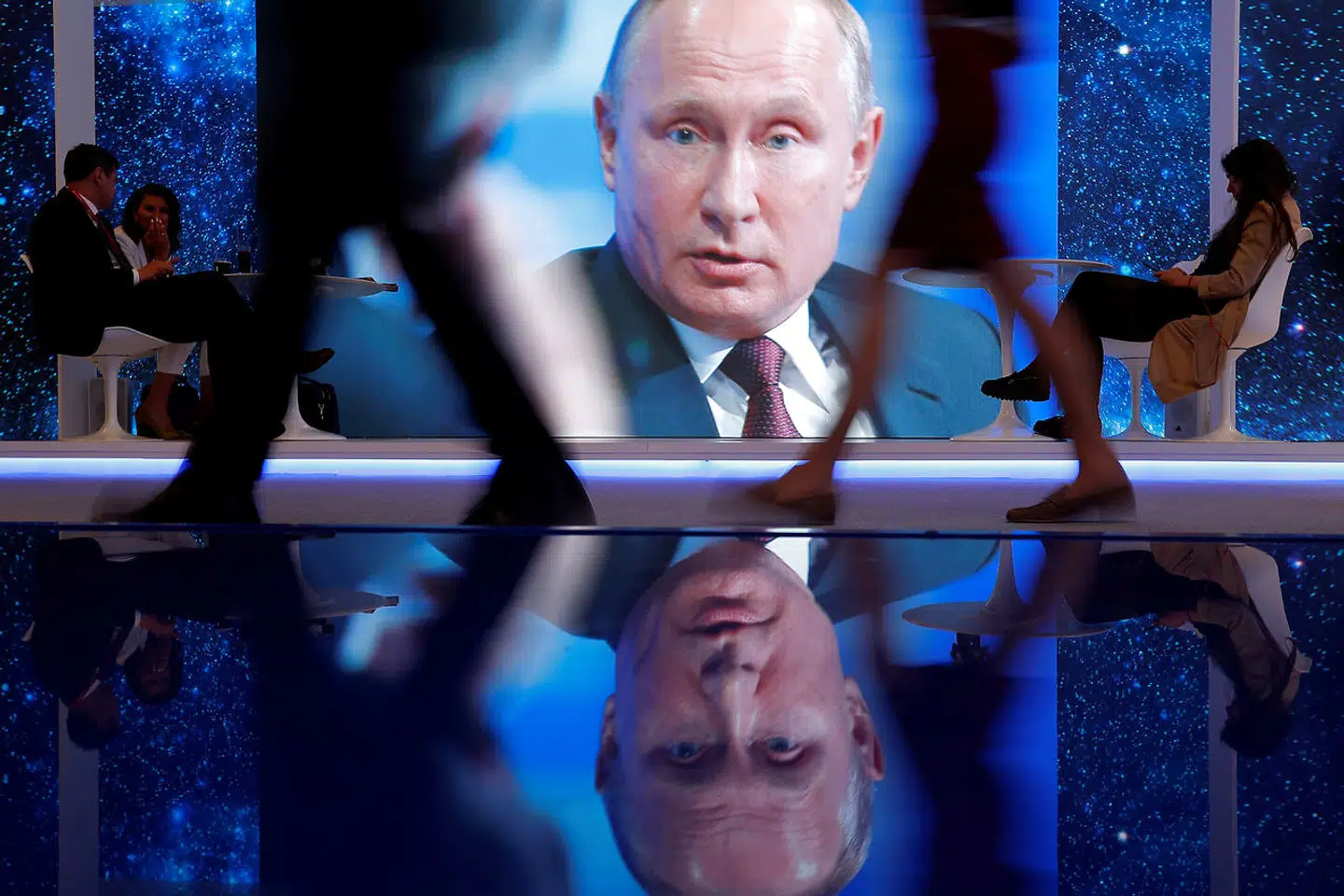 Hvis vi overtager den russiske propagandas logik, vil vi ødelægge vores mulighed for at føre en rationel samtale. Her ses den russiske præsident, Vladimir Putin, på en storskærm under International Economic Forum (SPIEF) i Sankt Petersborg i maj. Foto: Ritzau / Scanpix / Reuters / Sergei Karpukhin