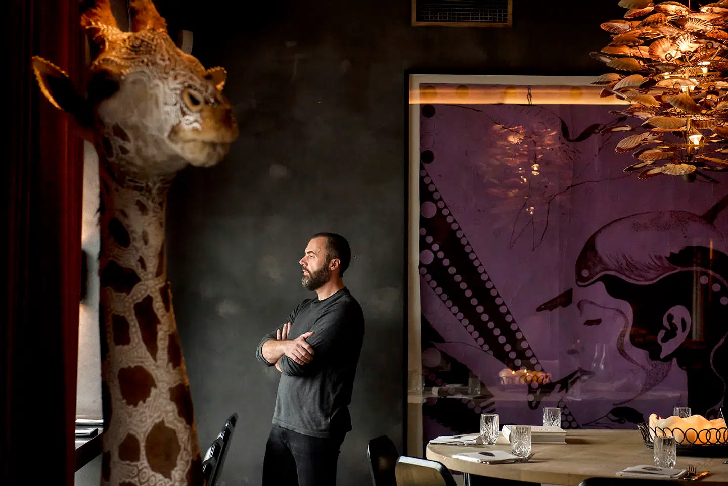 Bo Bech i sin restaurant, Geist på Kongens Nytorv, som han har drevet siden 2011. Giraffen i forgrunden er udsmykket af kunstneren Morten Angelo.