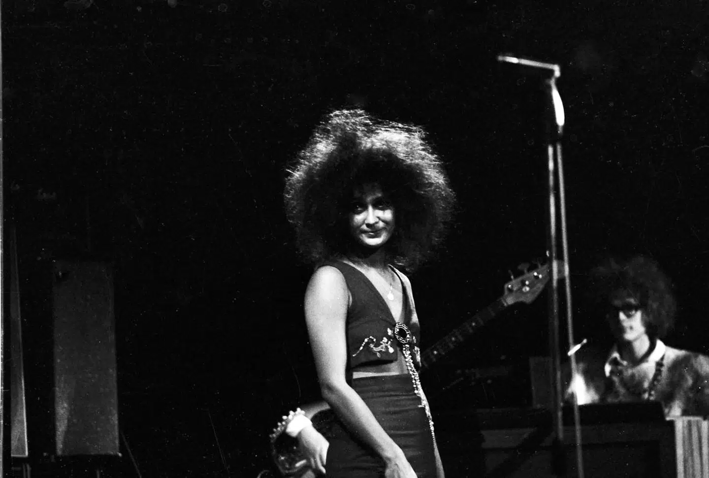 Sangerinde Annisette i forgrunden for bandet Savage Rose på plænen i Tivoli.