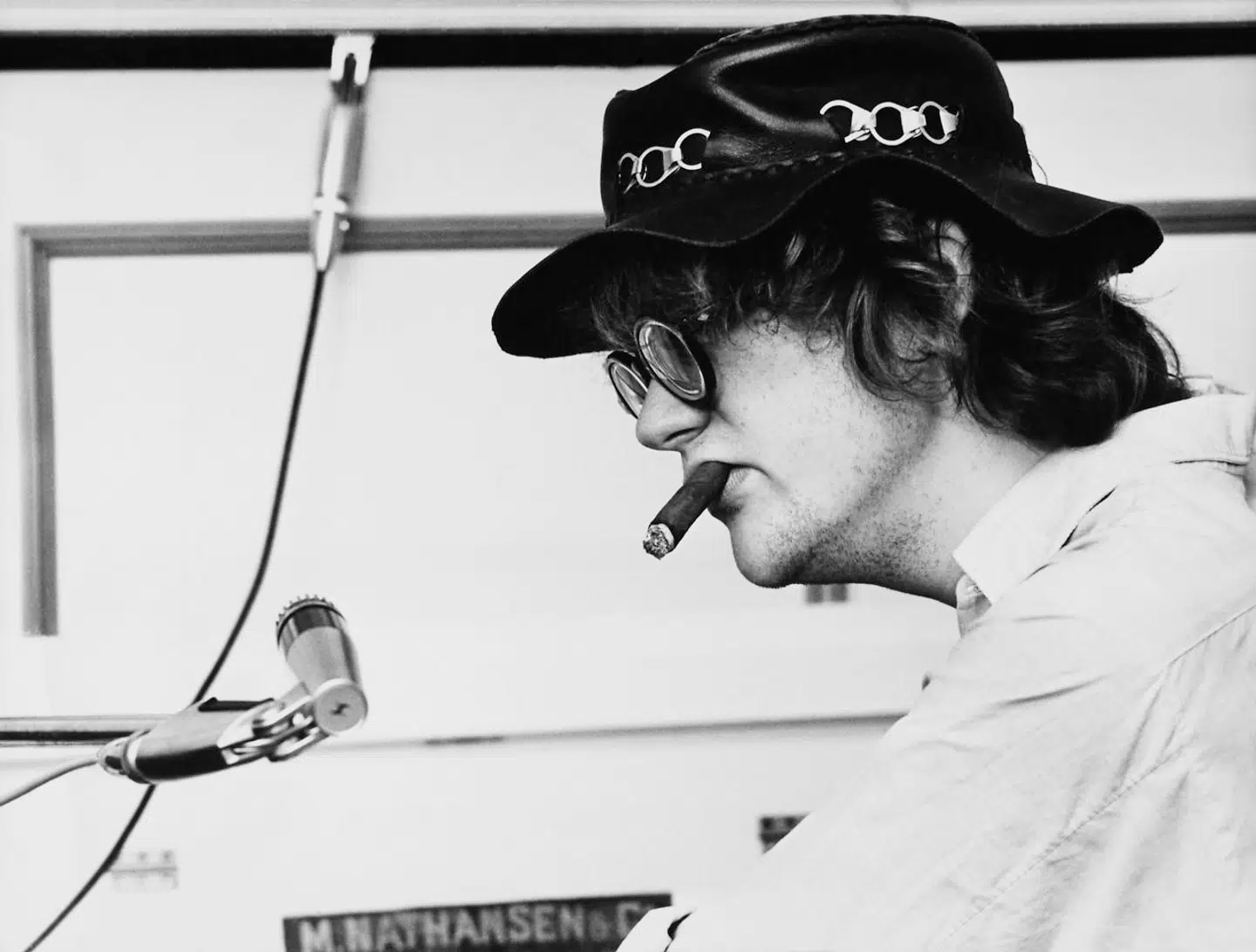 Det karismatiske danske band Savage Rose har siden debut'en i 1968 markeret sig på den danske såvel som den internationel musikscene som et kompromisløst talerør for udsatte befolkningsgrupper. Her ses Thomas Koppel med cigar og skindhat.