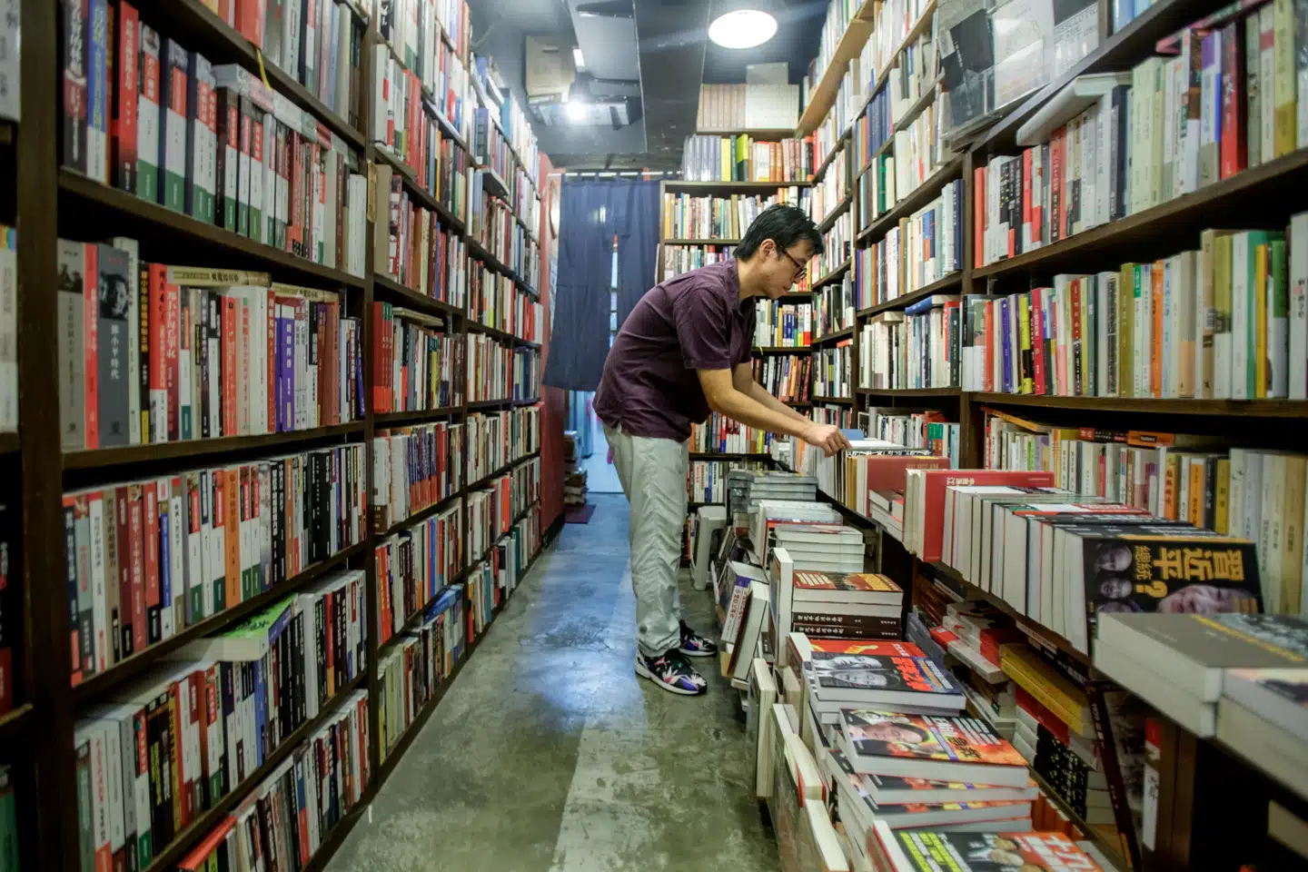 De typiske kunder i Folkets Boghandel i Hong Kong var turister, lokale fra Hong Kong og tilrejsende kinesere fra det kinesiske fastland, der ville trænge bag om censuren og læse sandheden om deres politiske ledere. På en god dag røg op mod 40 bøger over disken. På billedet fra 2016 er boghandlens indkøber Pok Lai.