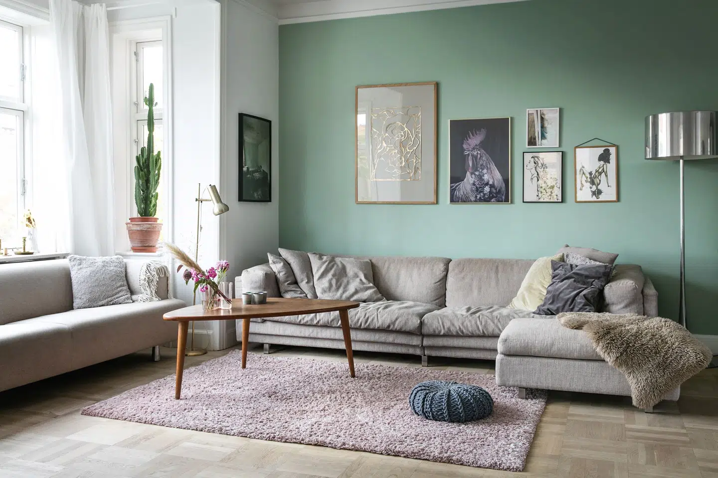 Det afgørende krav til den nye bolig var plads. Det fik parret, og i den store dagligstue er der plads til to flydersofaer og masser af gæster.