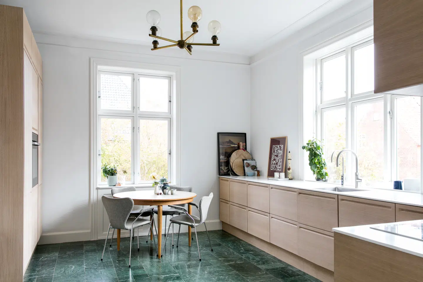 Næsten alt er skiftet ud i huset, men det grønne italienske marmorgulv og de gamle egetræsgulve fik lov at blive. Parret valgte at indsætte et køkken i egetræ for at matche det oprindelige udtryk.