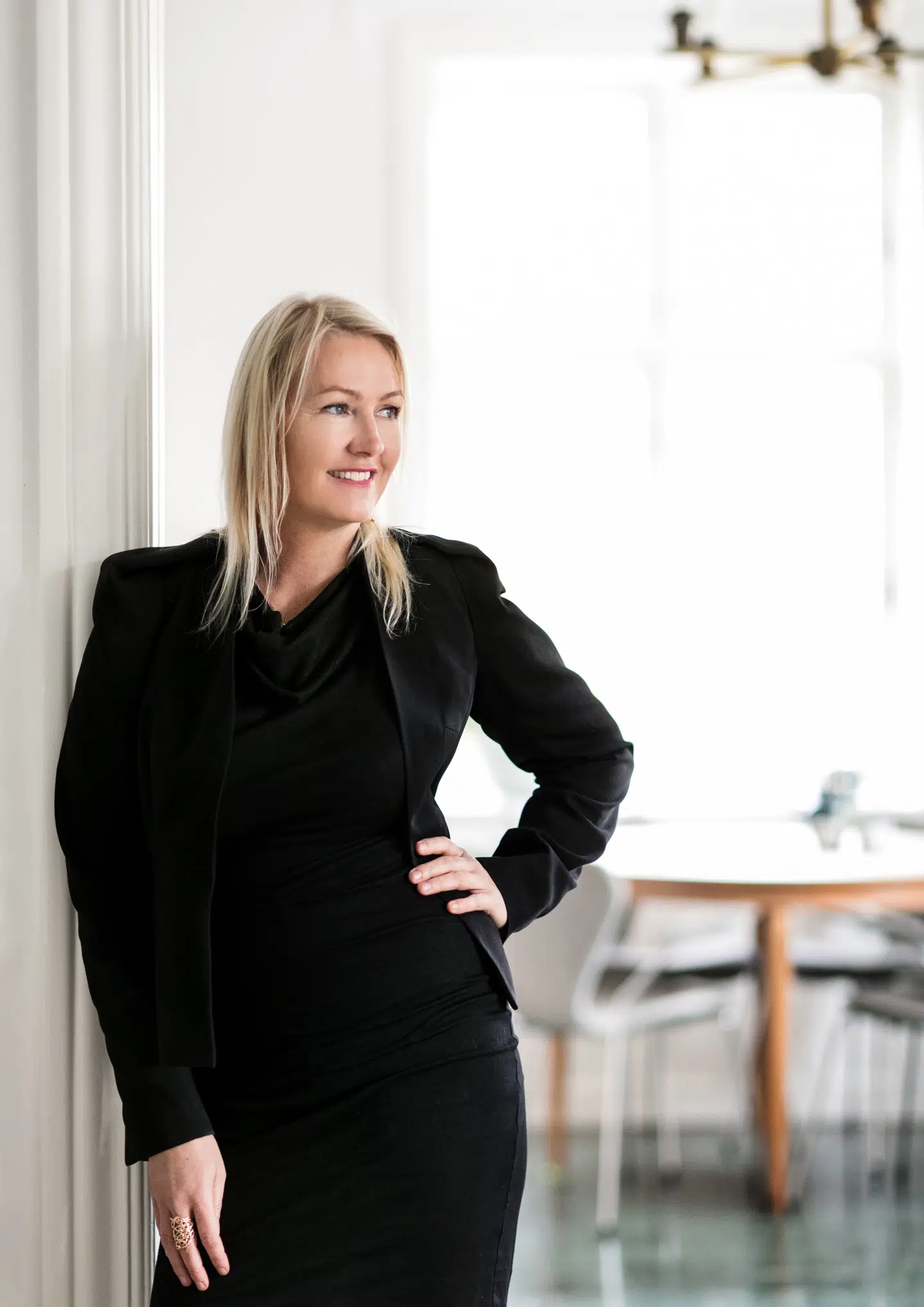 Line Skafte Wilkens, strategisk direktør i it-konsulenthuset Kraftvaerk, har købt huset sammen med sin kæreste, Steffen Nyholt Petersen, digital direktør i Mindshare. I huset bor også Line Skafte Wilkens' børn, Viktor på 7 år og Frida på 10 år.