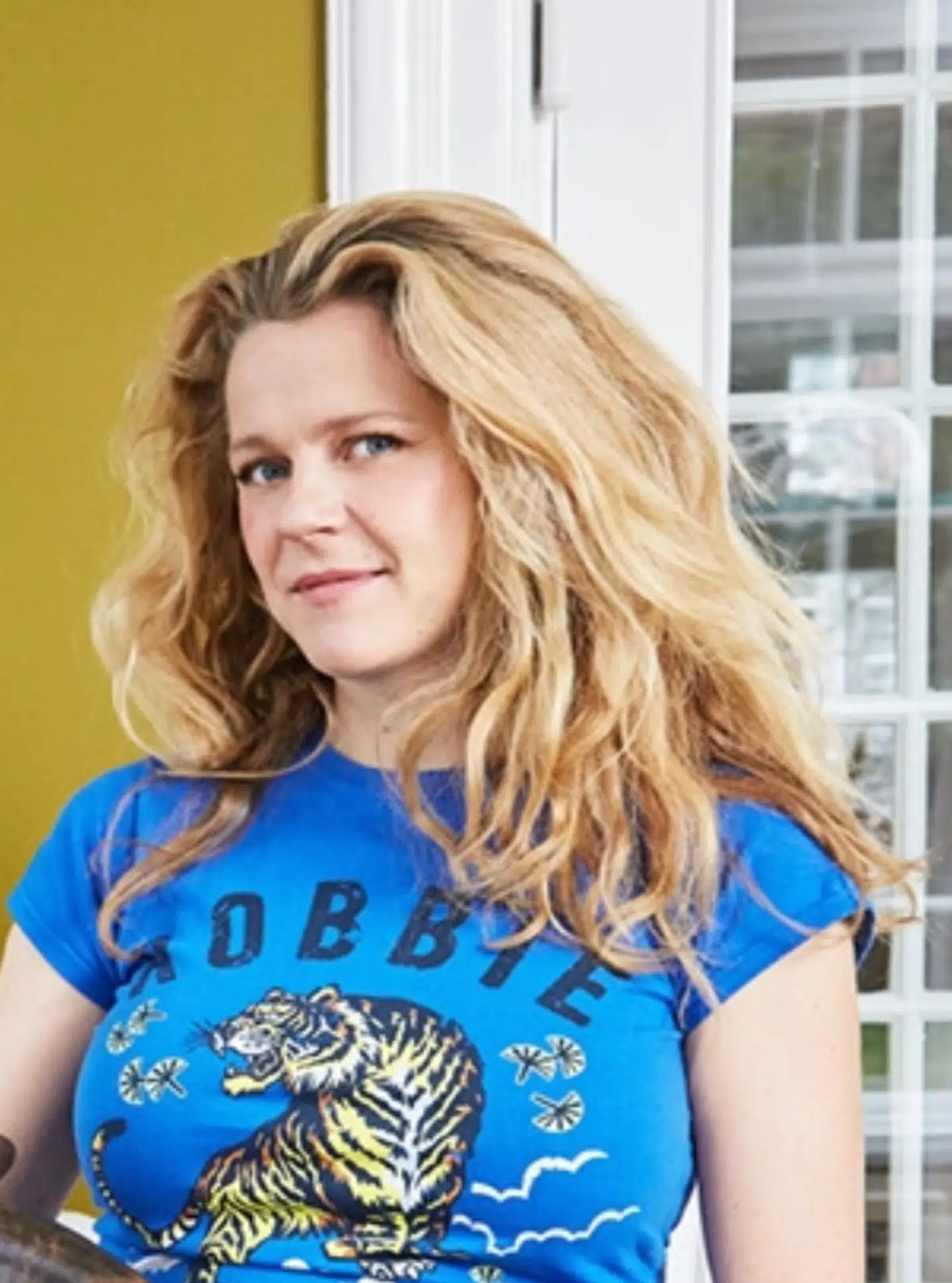 Sara Aagaard er indehaver af interiørbutikken Dora på Værnedamsvej, hvor hun sælger både nyt design og vintage-sager. Instagram@shopdora. Hun bor i en stor villa på Frederiksberg sammen med sin mand, Anders Aagaard, indehaver af Madklubben, og deres tre børn.