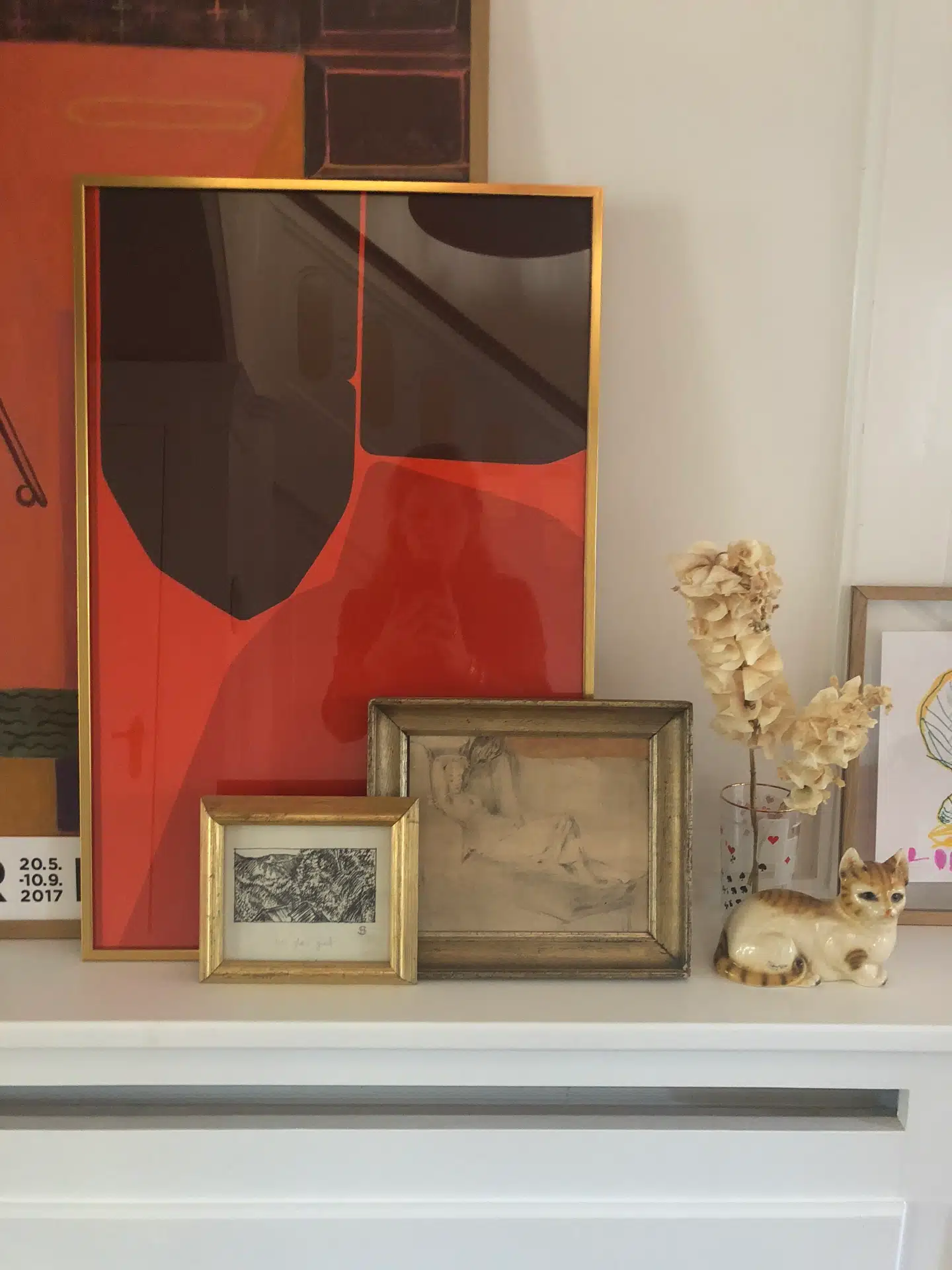 For tiden er Sara Aagaard optaget af at finde kunst til sit hjem. Her er det et stilleben af vintage-plakater fra Helle Thygesen Art & Antiques og tegninger fundet på loppemarked.