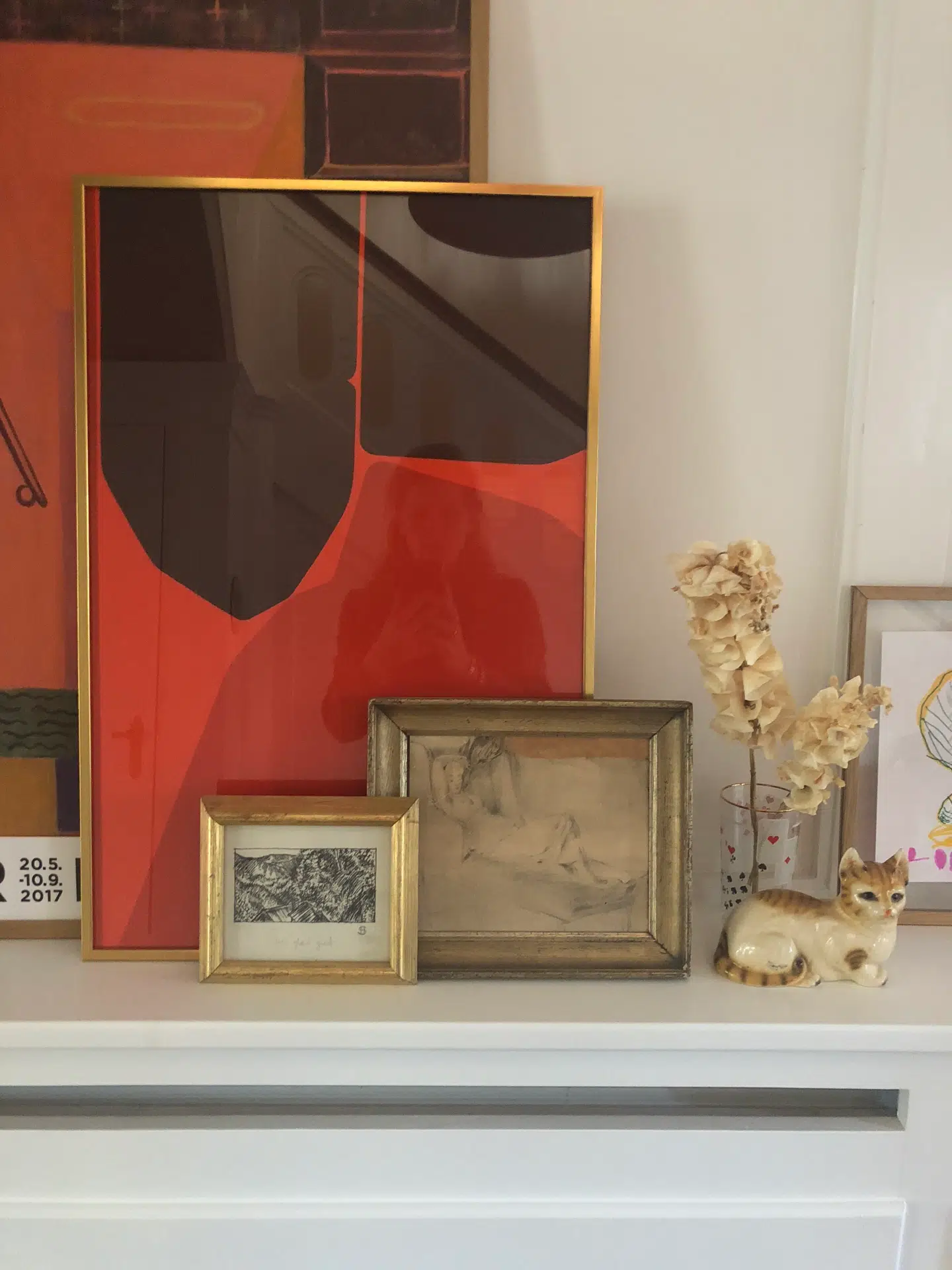 For tiden er Sara Aagaard optaget af at finde kunst til sit hjem. Her er det et stilleben af vintage-plakater fra Helle Thygesen Art & Antiques og tegninger fundet på loppemarked.