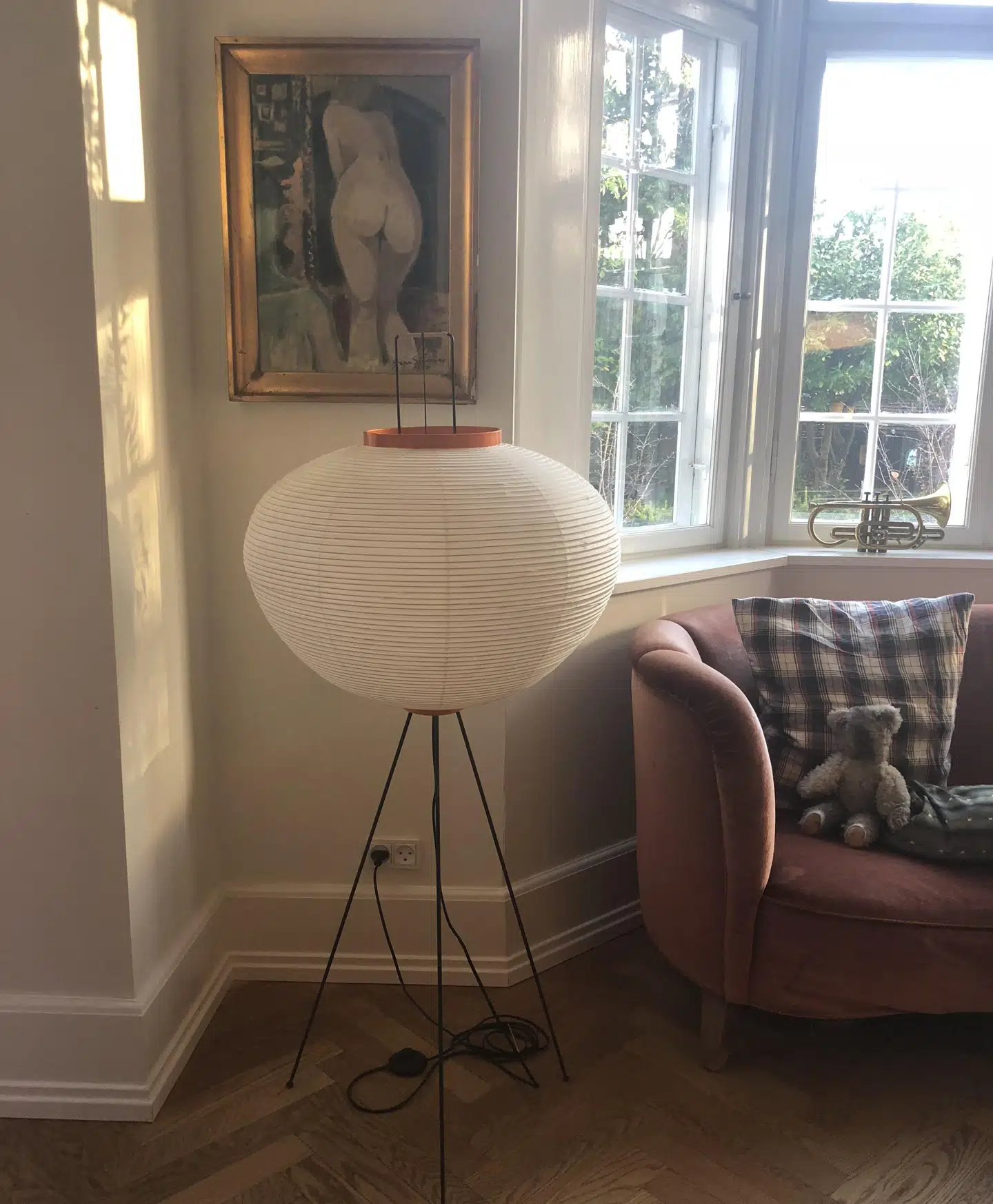 Nyt, gammelt, rodekassefund og designobjekter mødes hos Sara Aagaard. Her er det et oliemaleri fra et loppemarked, Isamu Noguchis Akari-gulvlampe og vintage-sofa fundet på auktion.