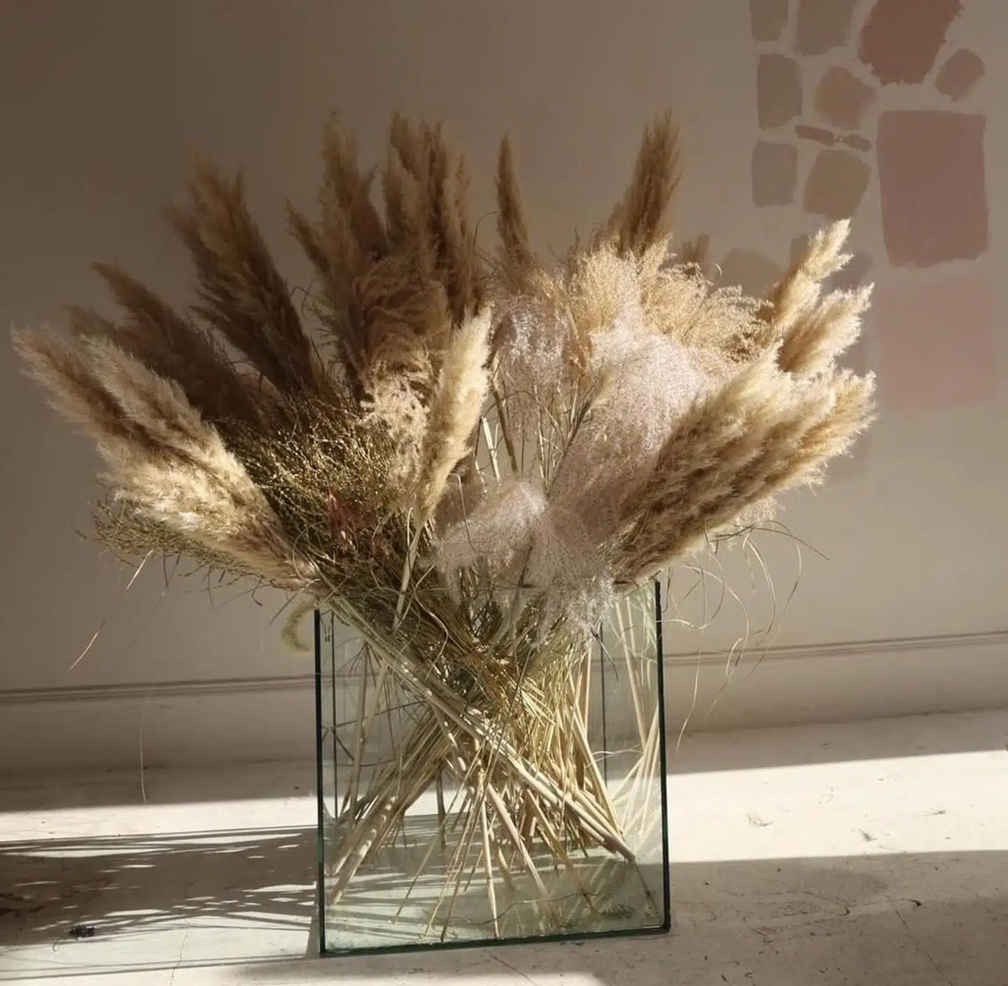 En blomsterbuket skaber hurtig forandring i hjemmet. Sara Aagaard er fan af tørrede blomster som i denne buket fra Poppykalas.