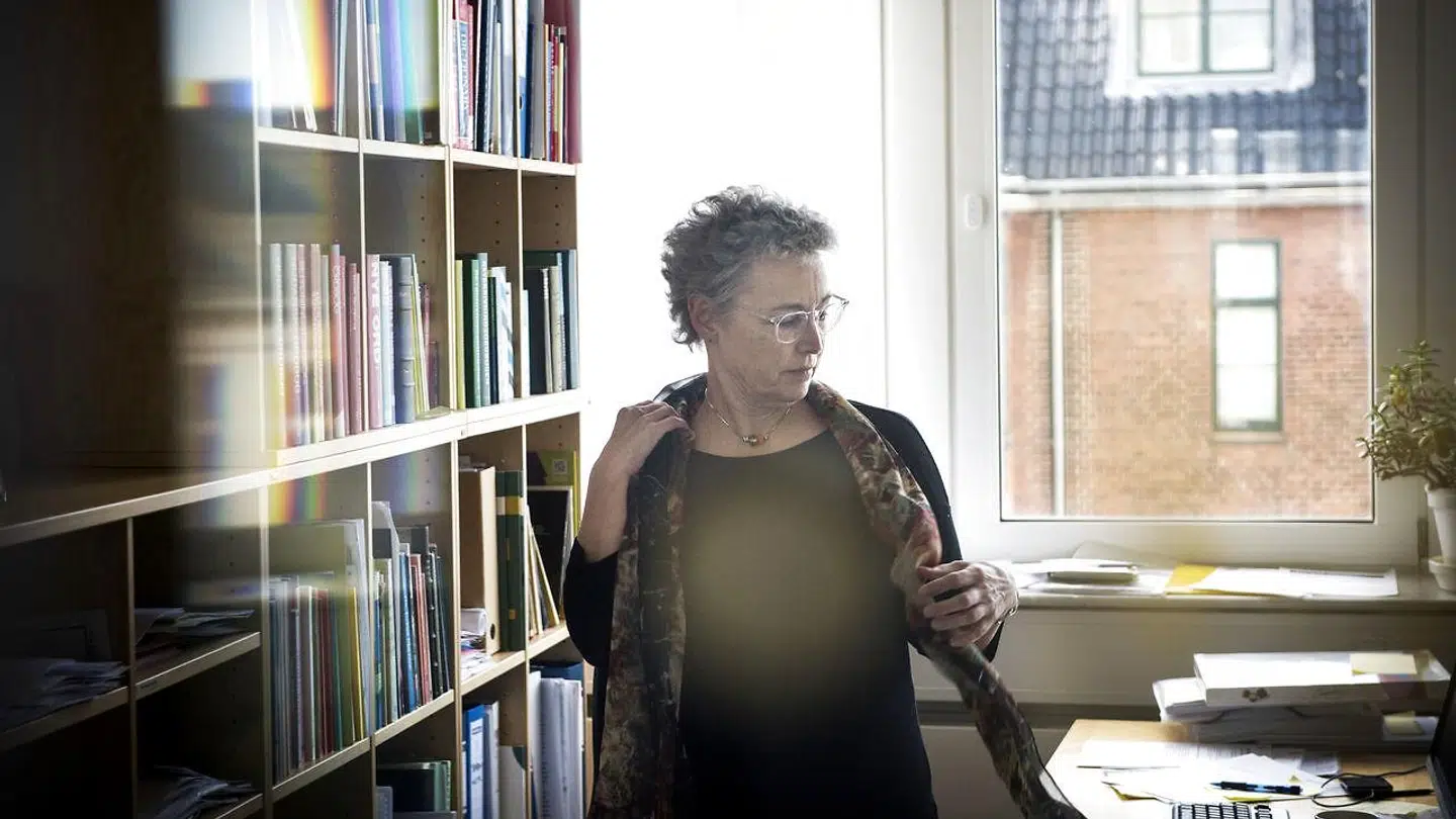 »Jeg har svært ved at se den dybere mening i at flytte en institution som Dansk Sprognævn så langt væk fra de videnskabelige miljøer, vi samarbejder med,« sagde Dansk Sprognævns direktør, Sabine Kirchmeier, da det i januar blev offentilggjort, at Dansk Sprognævn skal flytte fra Frederiksberg til Bogense.