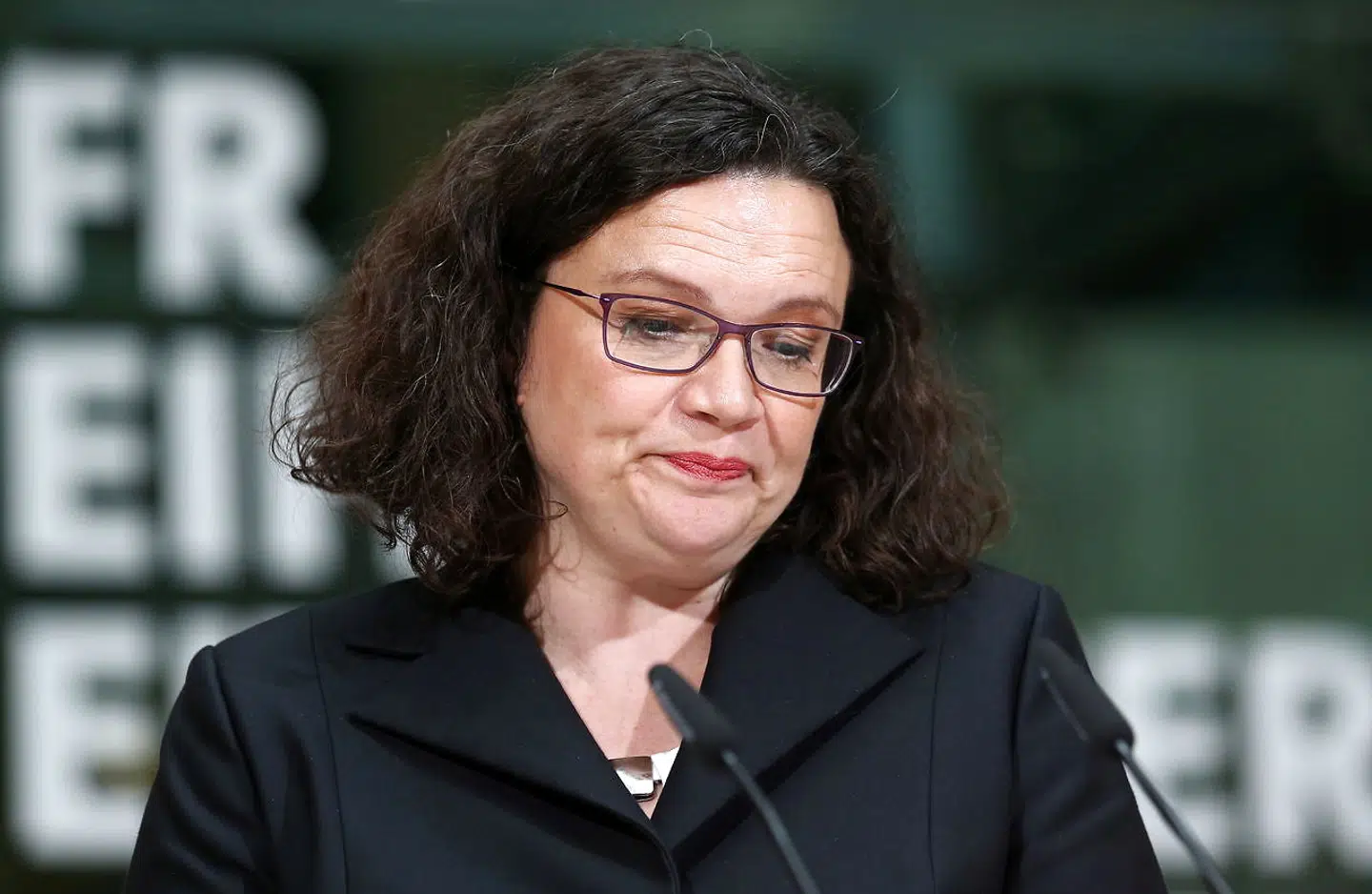 Det har været en rigtig skidt uge for SPDs formand Andrea Nahles. På søndagens strategimøde vil flere SPDere rejste spørgsmålet, om hun fortsat er den rigtige formand for partiet, og om SPD skal blive i regeringen. De mange formandsskift i partiet i de senere år har dog ikke haft nogen langvarig effekt, hvilket er ét af Nahles' stærkeste kort. Hvor ofte skal man vælte formanden?