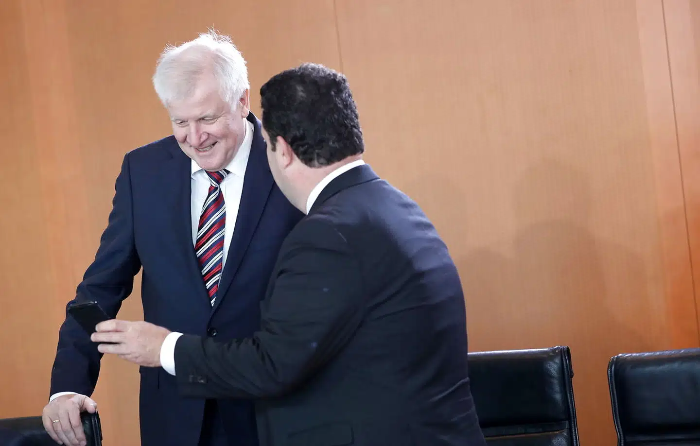 Der har ikke været plads til mange smil i CSU-formand Horst Seehofers uge. Søndag risikerer han efter det dårlige delstatsvalg i Bayern og Merkels udmelding om, at hun forlader formandsposten, at miste sin formandspost i CSU til sin gamle rival Markus Söder. De to har været så meget oppe at toppes, at de er blevet sammenlignet med Tom og Jerry - rent bortset fra, at de begge hele tiden forsøger at sætte ild til hinandens haler.