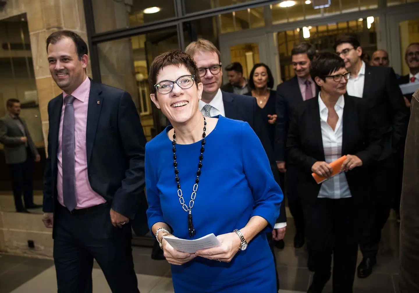 Annegret Kramp-Karrenbauer har lagt blødt fra start i formandsvalgkampen og har indtil videre hverken afholdt pressekonference eller produceret en kampagnefilm. I næste uge vil hun officielt annoncere sit kandidatur. Der spekuleres kraftigt i, om, hun på det tidspunkt allerede kan meddele, hvem der støtter hende. Det er svært at pege på prominente kvindelige statsledere som Golda Meir, Indirah Gandhi og Margaret Thatcher, der er blevet afløst af en kvinde. Men AKK, som Kramp-Karrenbauer ofte kaldes, kan blive undtagelsen.