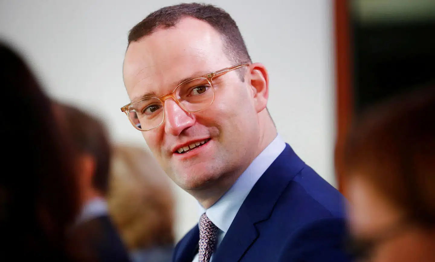 Sundhedsminister Jens Spahns uges var alt andet end god. Pludselig »genopstod« den konservative profil Friedrich Merz »fra de døde«. Og på de sociale medier blev Spahn hængt ud, fordi han i sit kandidat-læserbrev blandede to metaforer sammen og oven i købet brugte et engelsk udtryk («den hvide elefant i rummet«). Forrige sommer havde Spahn ellers trukket store overskrifter, da han opfordrede tyskere til at tale mere tysk - og ikke engelsk - når de kig på Kneipe.