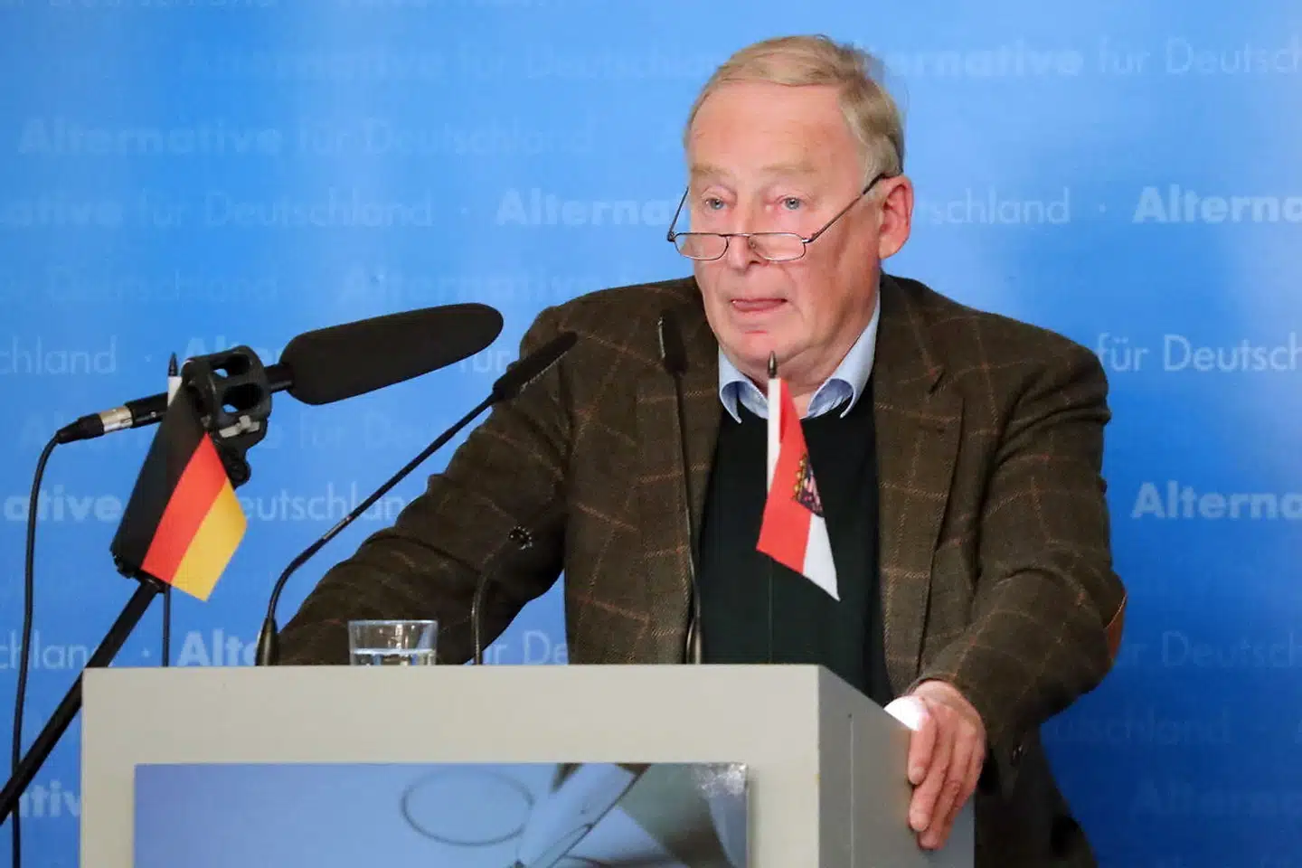 Alexander Gauland, AfDs leder, har offentligt ytret bekyrming over, at Jens Spahn vil kunne tage stemmer fra AfD. Partiet har netop bestilt et notat, hvor AfD af en jurist kritiseres for at være på kant på grundloven. I næste uge vil Tysklands regionale og føderale efterretningstjeneste diskutere, hvorvidt hele AfD skal overvåges. Det vil gøre det svært for AfD at reagere på en mulig Spahn eller Merz-formand ved at trække partiet yderligere mod højre.
