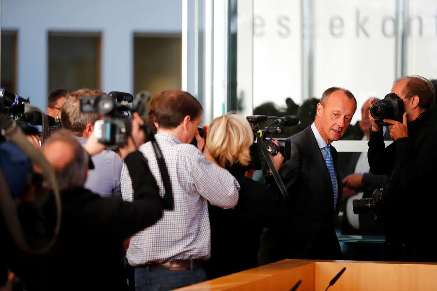 Formandskandidat Friedrich Merz' pressekonference i Berlin i starten af ugen udviklede sig til et triumftog. Længslen efter en stærk konservativ profil har været stor i partiet. Tyske medier peger dog også, på at Merz i 2002 ikke udmærkede sig ved det store magtinstinkt. For hvordan kunne han tro, at Merkel som oppositionsleder ikke ville insistere på at overtage hans gruppeformandspost? Dertil kommer, at Merz' erhvervskarriere allerede trækker store overskrifter. Det gælder ikke mindst de tunge, lukrative poster i erhvervslivet og i bankverdenen. I AKKs lejr spørges der også allerede spydigt - mon Merz vil komme til valgmøder i sit privatfly?