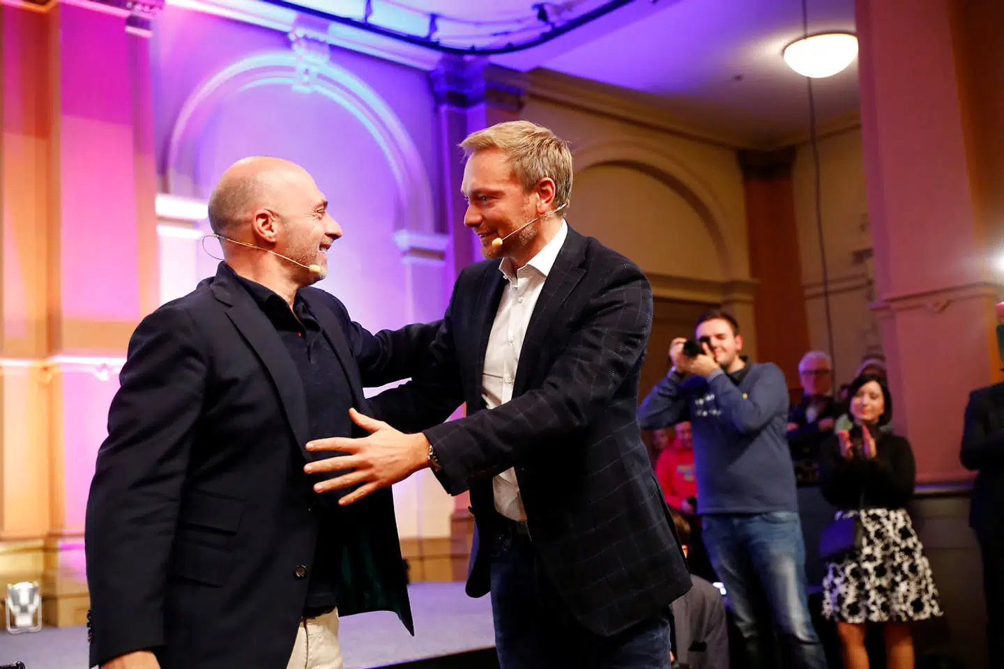 Christian Lindner, der her ses med sit partis spidskandidat i Hessen, håber på, at FDP nu efter Merkels exit kan spille en større rolle i tysk politik. Det kan dog tage tid, inden Merkel trækker sig som kansler.