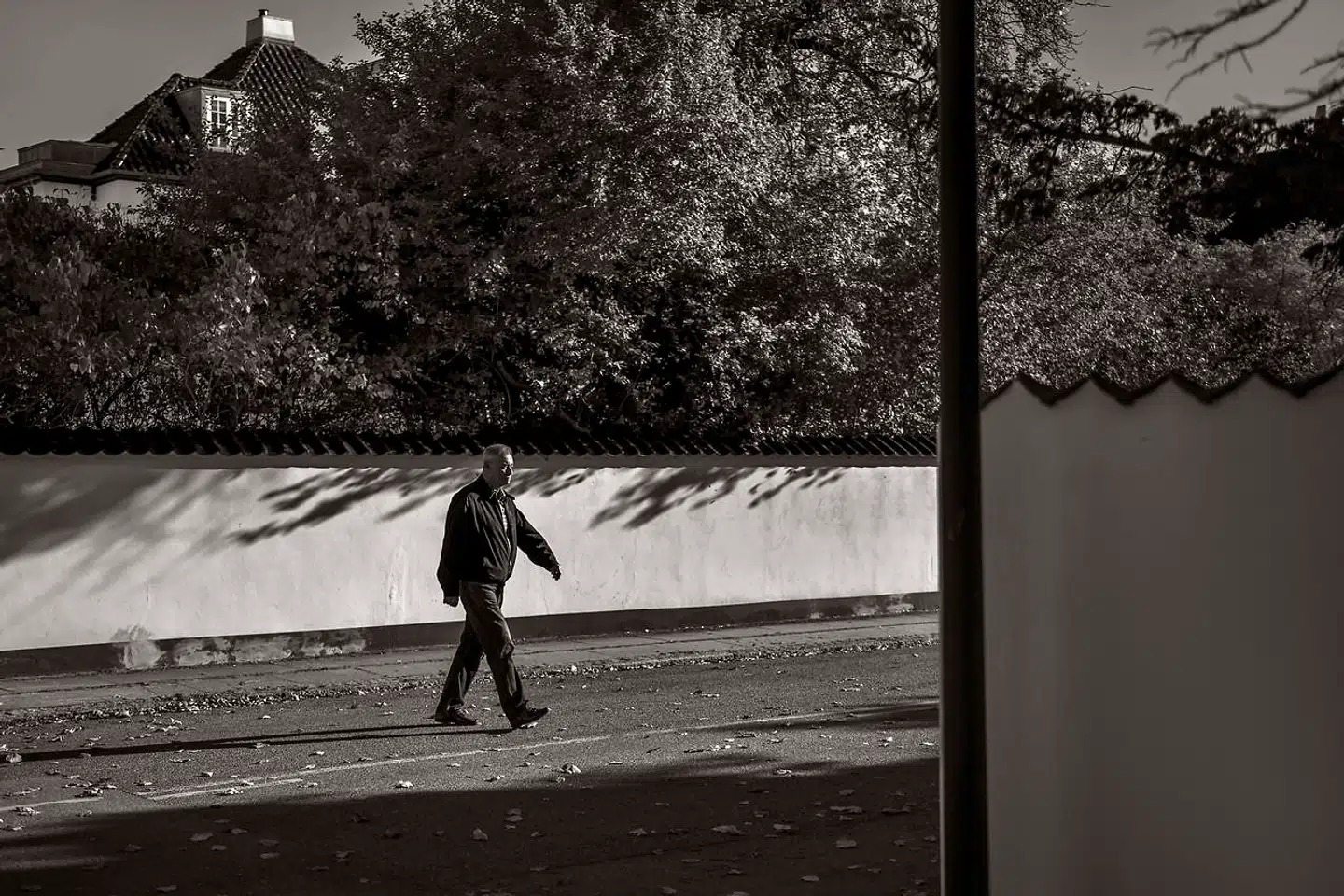 »Om eftermiddagen cykler jeg eller spiller tennis. Derefter skal jeg huske at tage mine blodtrykssænkende piller. Efter aftensmaden fortsætter snakken med min hustru, og klokken 23 er jeg grydeklar,« siger Asger Aamund.