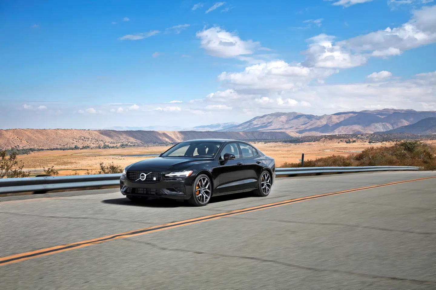 Den nye Volvo S60 er den firedørs udgave af stationcaren V60. Men den adskiller sig (udover karosseriformen) ved at være bygget i USA og ved ikke at få en dieselmotor. Det sidste kan blive et problem i Danmark. Foto: PR