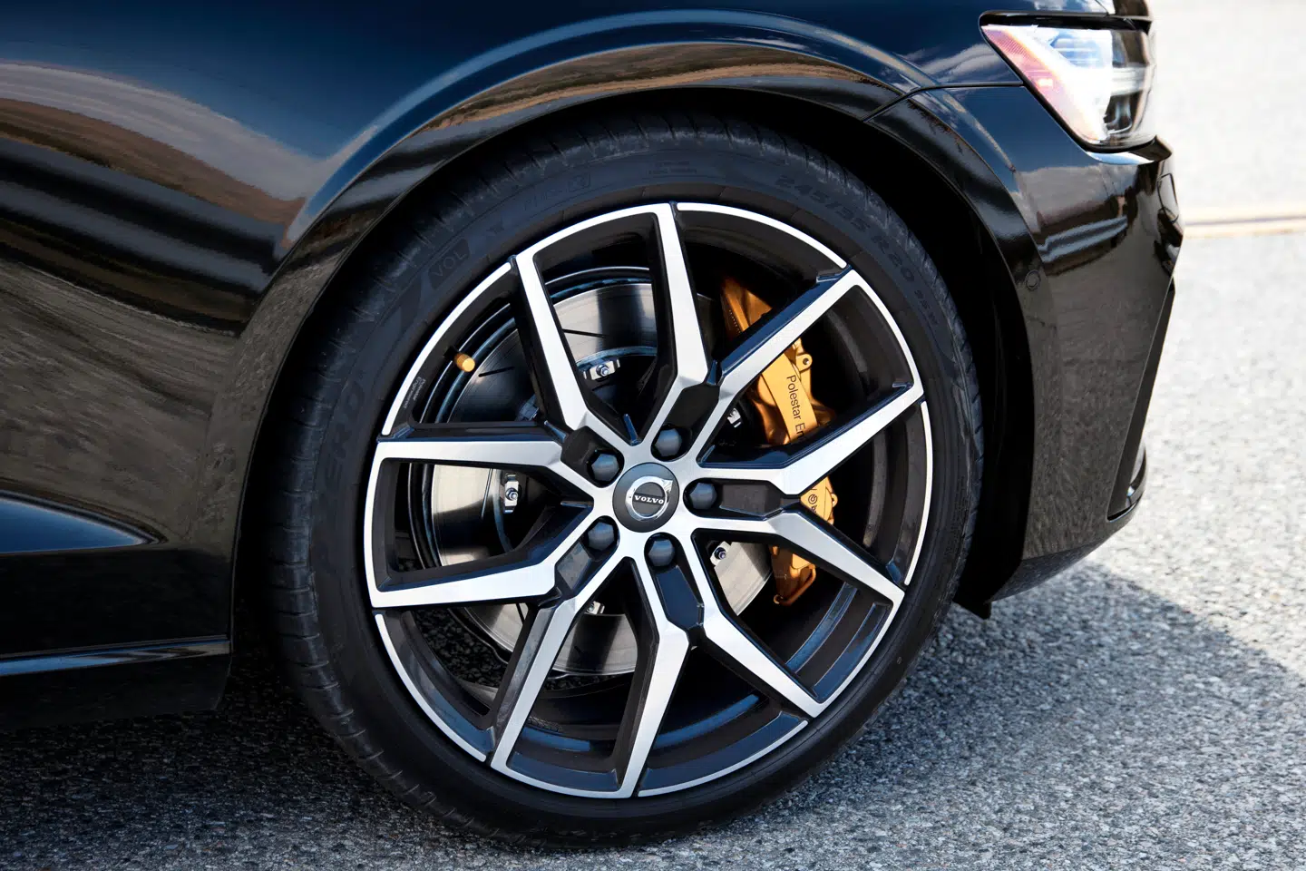 Store Brembobremser og Öhlin støddæmpere er med til at gøre T8 Polestar Engineered-versionen til Volvos mest underholdende model i en halv generation. Foto: PR