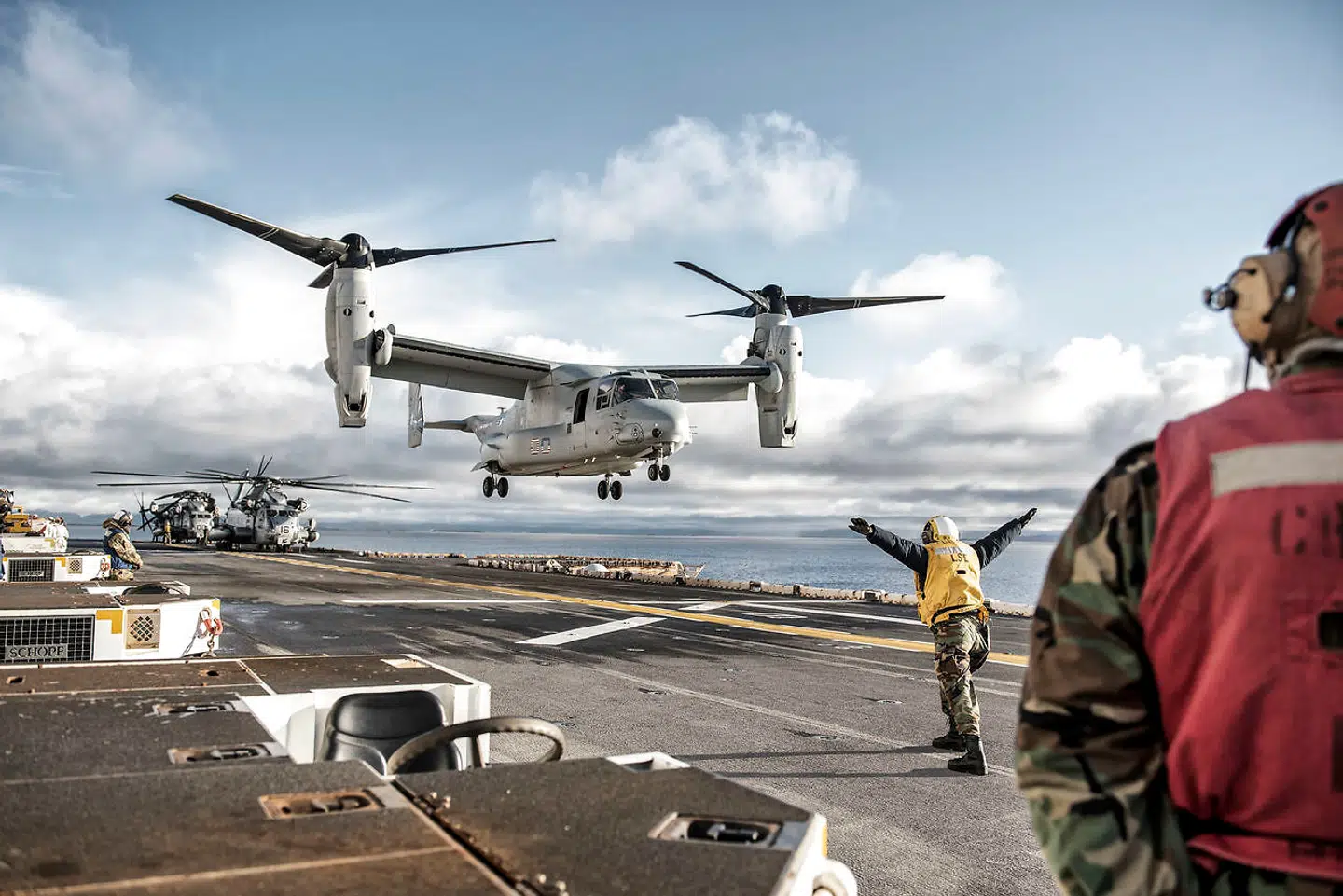 En MV-22 Osprey lander på dækket af USS Iwo Jima under NATOs Trident Juncture øvelse ud for Norges kyst.