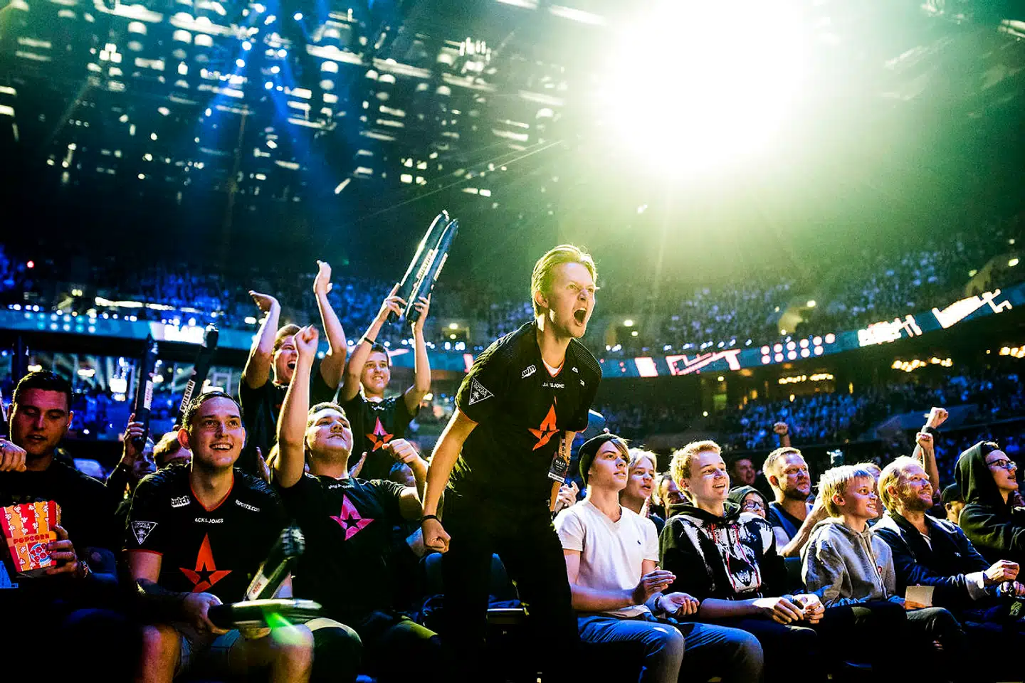 Stemningen fejlede absolut ingenting, da turneringen blev skudt i gang. For hver gang Astralis vandt en runde, sprang publikum op af glæde og begejstring. Det var desværre ikke nok til at få holdet i finalen.