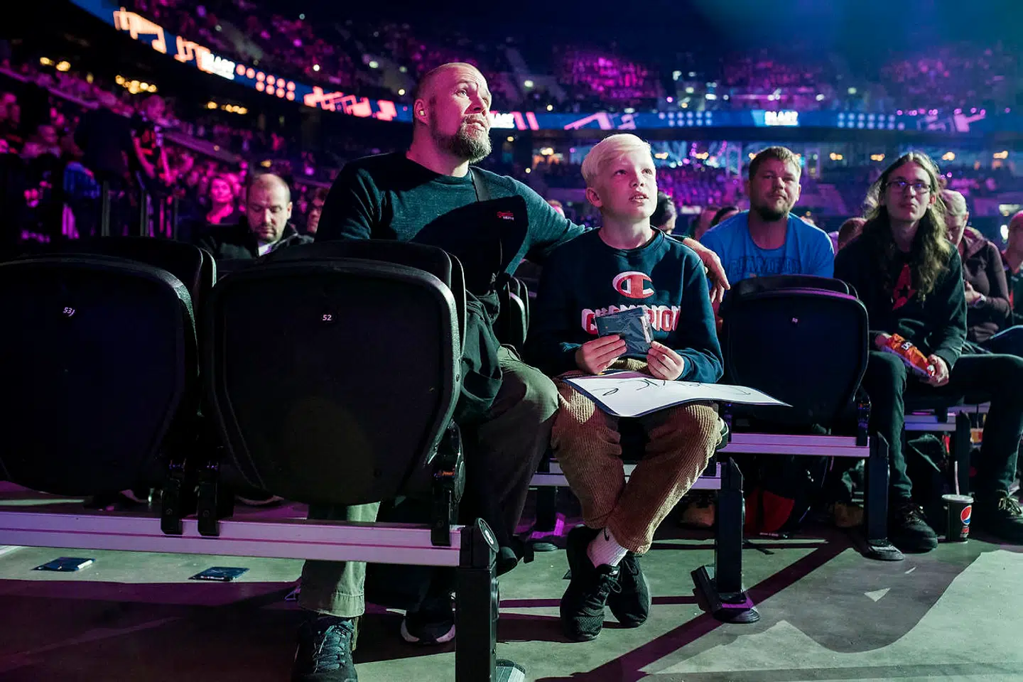 Michael Just Andersen, 43, og Samuel Just Andersen, 11 har sat sig på de allerforreste sæder, imens de venter på, at Astralis kommer ind. De står klar en time før start.