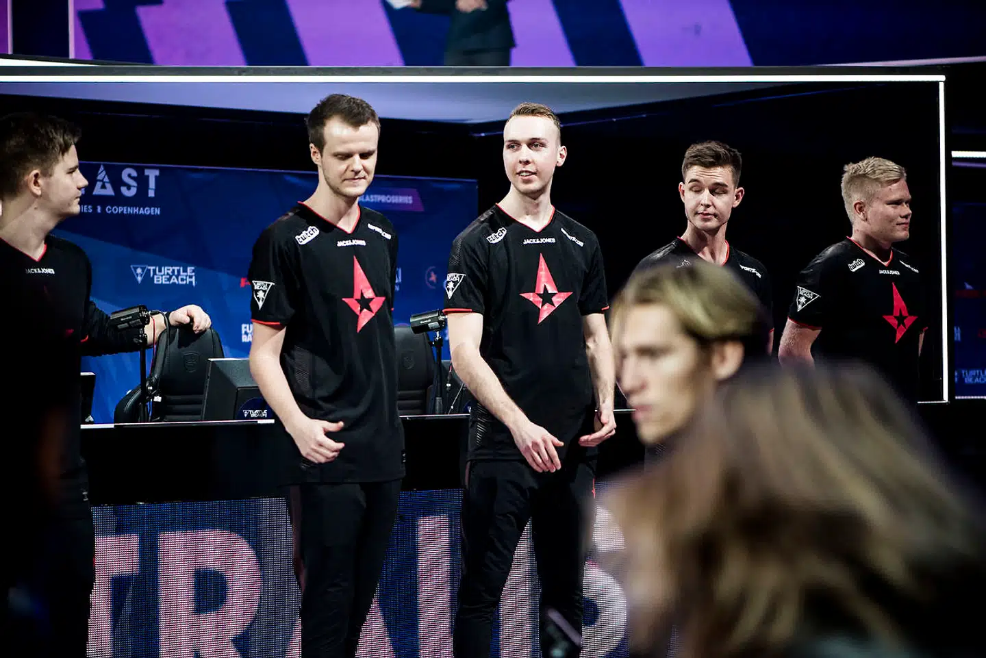 Publikum kunne ikke sidde stille i stolene, da de danske Astralis endelig kom ind i salen. Tidligere håndboldspiller Kasper Witt er holdets træner.