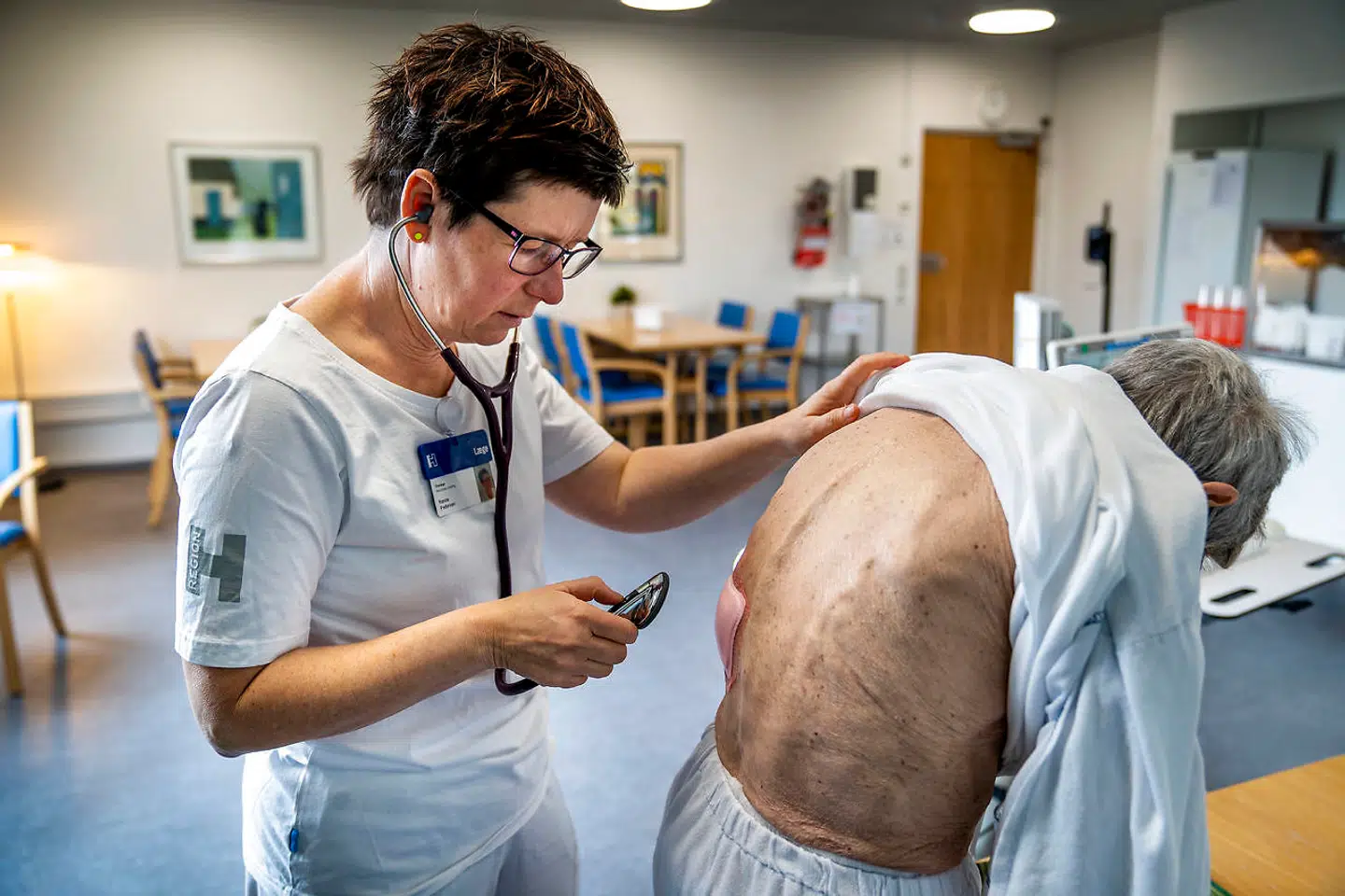 Hanne Pedersen er overlæge på Geriatrisk Sektion på Amager og Hvidovre Hospital. Det er hendes opgave at vurdere, om ældre patienter skal sendes videre i behandling eller sendes hjem, og fremtidens sundhedsvæsen skal finansieres ved, at langt færre ældre skal indlægges på landets hospitaler. Stuegang med Birgit Frost på 81, der i denne omgang har været indlagt i tre uger, men som i dag bliver udskrevet.