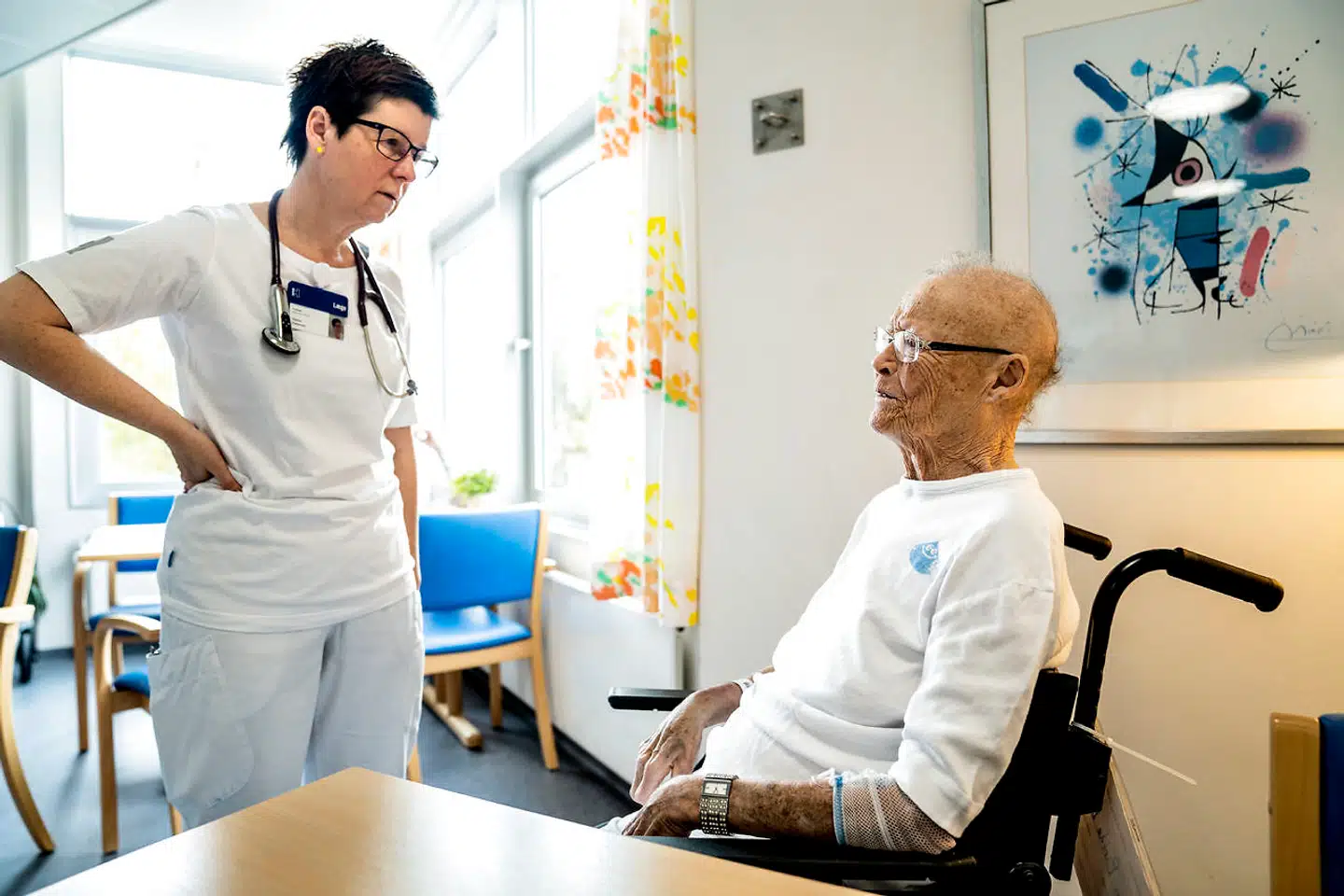 Hanne Pedersen er overlæge på geriatrisk sektion på Amager og Hvidovre Hospital. Det er hendes opgave at vurdere, om ældre patienter skal sendes videre i behandling eller sendes hjem, og fremtidens sundhedsvæsen skal finansieres ved, at langt færre ældre skal indlægges på landets hospitaler. Her med patient Kirsten Martinsen på 83, der har været indlagt i 1 1/2 uge.