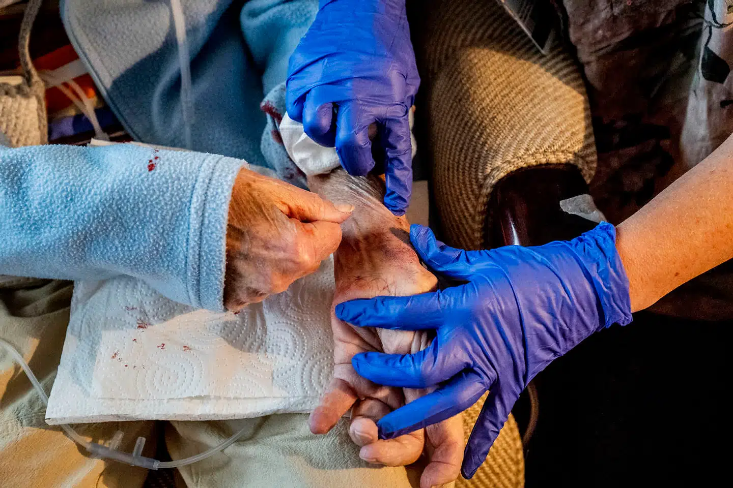 Afdelingssygeplejerske Åse Bonde på geriatrisk sektion på Glostrup sygehus følger Birgit Frost på 81, der i denne omgang har været indlagt i 3 uger, men som i dag bliver udskrevet, hjem.